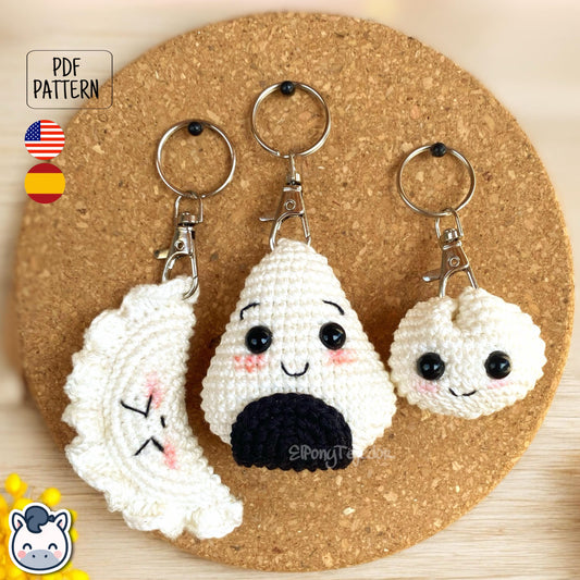 This Onigiri, Gyoza, and Dumpling amigurumi crochet kit includes all materials plus the PDF pattern to create your own handmade kawaii food keychains. Inspired by cute Japanese snacks, this geek crochet kit features soft yarn, filling, and a detailed step-by-step pattern with photos. Perfect for beginners, food lovers, and handmade enthusiasts. Available in English and Spanish, this kit makes a unique and adorable DIY gift idea.