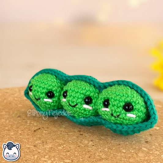 This Edamame amigurumi crochet kit includes all the materials plus a detailed PDF pattern to create your own handmade kawaii edamame keychain. Inspired by cute Japanese food, this DIY crochet kit comes with yarn, stuffing, and a step-by-step photo tutorial to make your adorable green bean plush. Perfect for beginners, food lovers, and geek fans. Available in English and Spanish, this kit makes the perfect handmade gift for crochet enthusiasts.