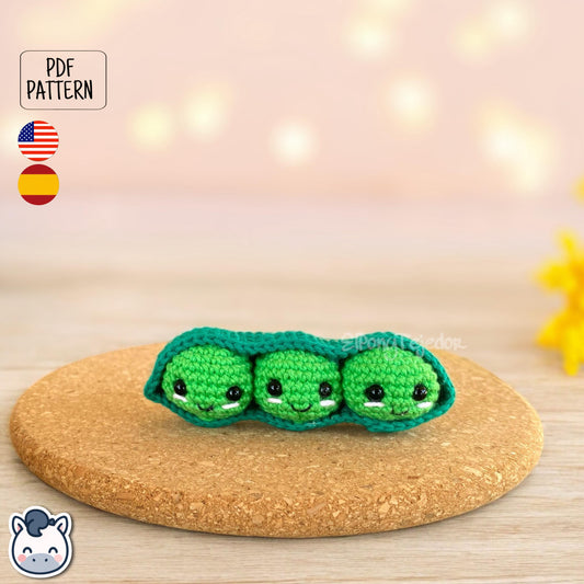 This Edamame amigurumi crochet kit includes all the materials plus a detailed PDF pattern to create your own handmade kawaii edamame keychain. Inspired by cute Japanese food, this DIY crochet kit comes with yarn, stuffing, and a step-by-step photo tutorial to make your adorable green bean plush. Perfect for beginners, food lovers, and geek fans. Available in English and Spanish, this kit makes the perfect handmade gift for crochet enthusiasts.