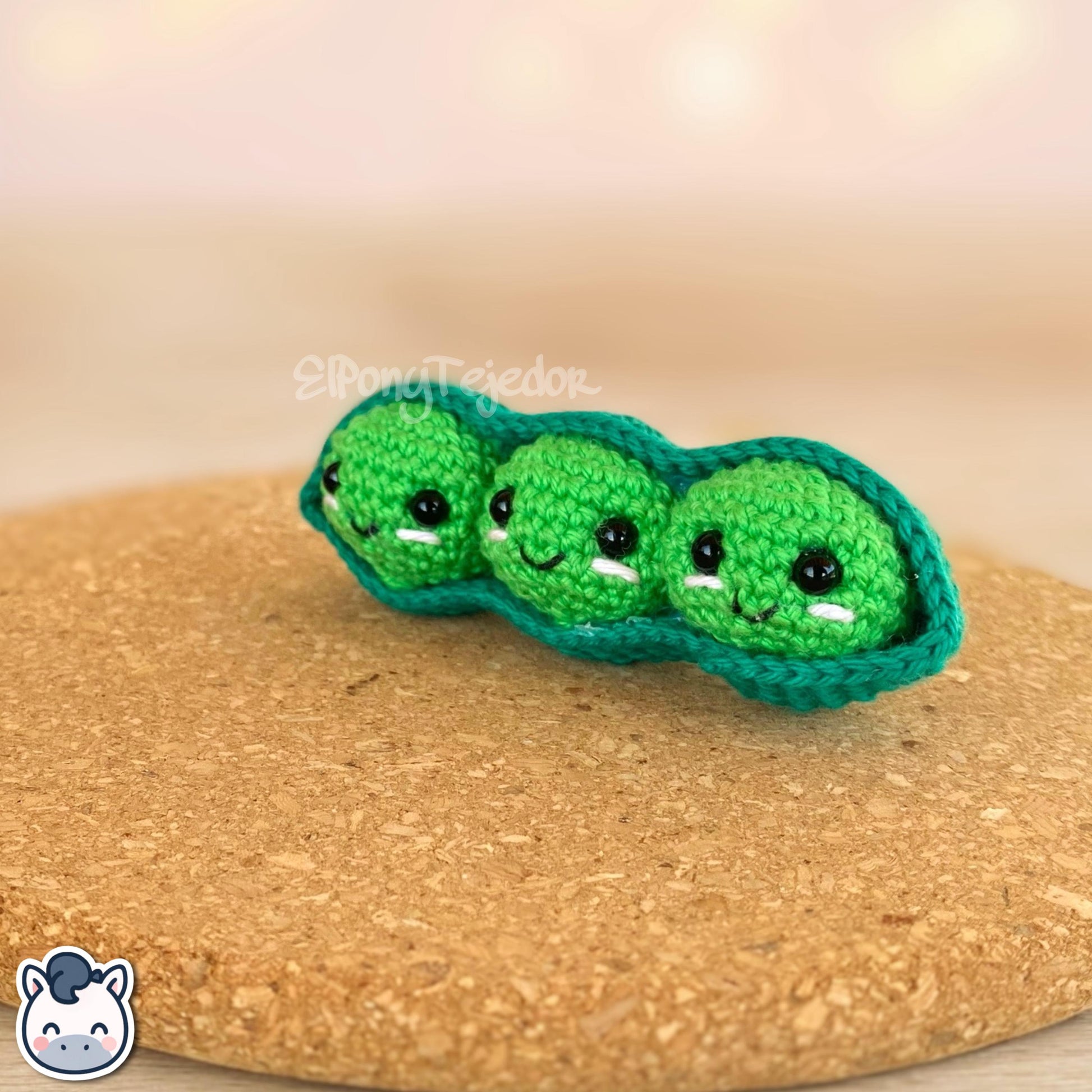 This Edamame amigurumi crochet kit includes all the materials plus a detailed PDF pattern to create your own handmade kawaii edamame keychain. Inspired by cute Japanese food, this DIY crochet kit comes with yarn, stuffing, and a step-by-step photo tutorial to make your adorable green bean plush. Perfect for beginners, food lovers, and geek fans. Available in English and Spanish, this kit makes the perfect handmade gift for crochet enthusiasts.