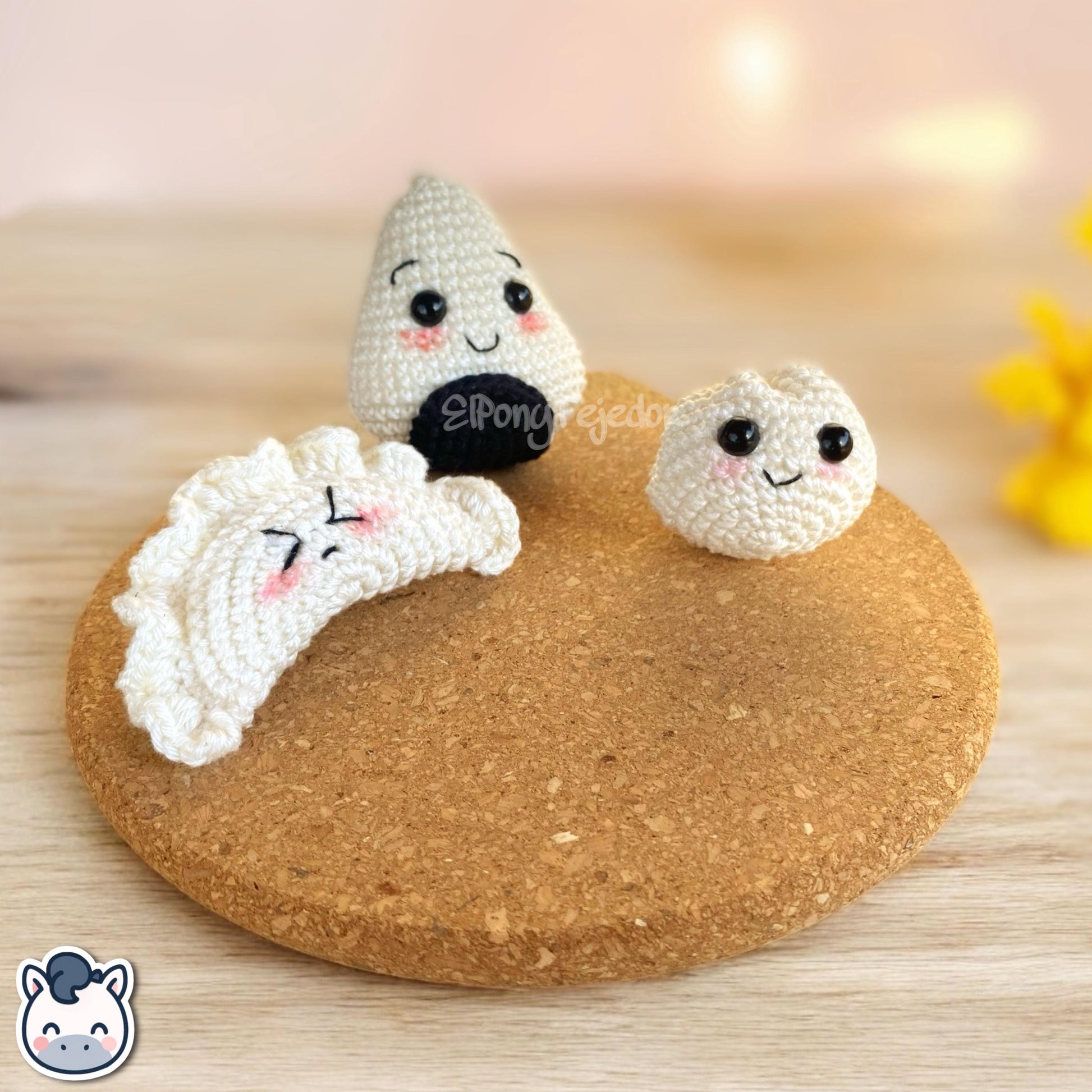 This Onigiri, Gyoza, and Dumpling amigurumi crochet kit includes all materials plus the PDF pattern to create your own handmade kawaii food keychains. Inspired by cute Japanese snacks, this geek crochet kit features soft yarn, filling, and a detailed step-by-step pattern with photos. Perfect for beginners, food lovers, and handmade enthusiasts. Available in English and Spanish, this kit makes a unique and adorable DIY gift idea.