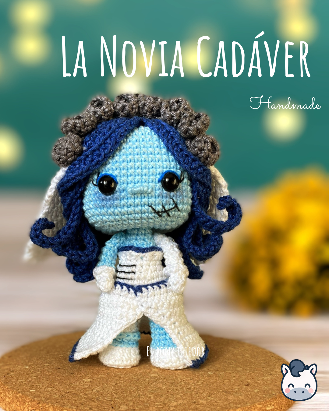 Amigurumi de La Novia Cadáver inspirado en la película de Tim Burton, tejido a mano con hilo 100% algodón. Perfecto para fans del cine gótico, Halloween y el arte artesanal. Creado por El Pony Tejedor.