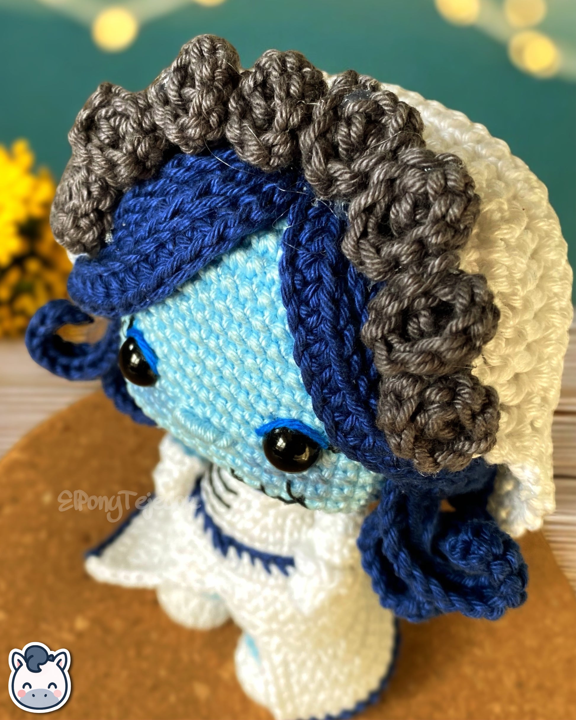 Amigurumi de La Novia Cadáver inspirado en la película de Tim Burton, tejido a mano con hilo 100% algodón. Perfecto para fans del cine gótico, Halloween y el arte artesanal. Creado por El Pony Tejedor.
