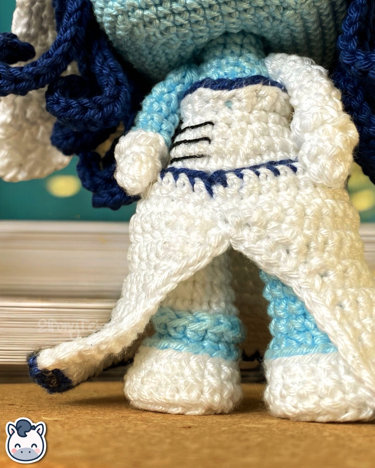 Amigurumi de La Novia Cadáver inspirado en la película de Tim Burton, tejido a mano con hilo 100% algodón. Perfecto para fans del cine gótico, Halloween y el arte artesanal. Creado por El Pony Tejedor.