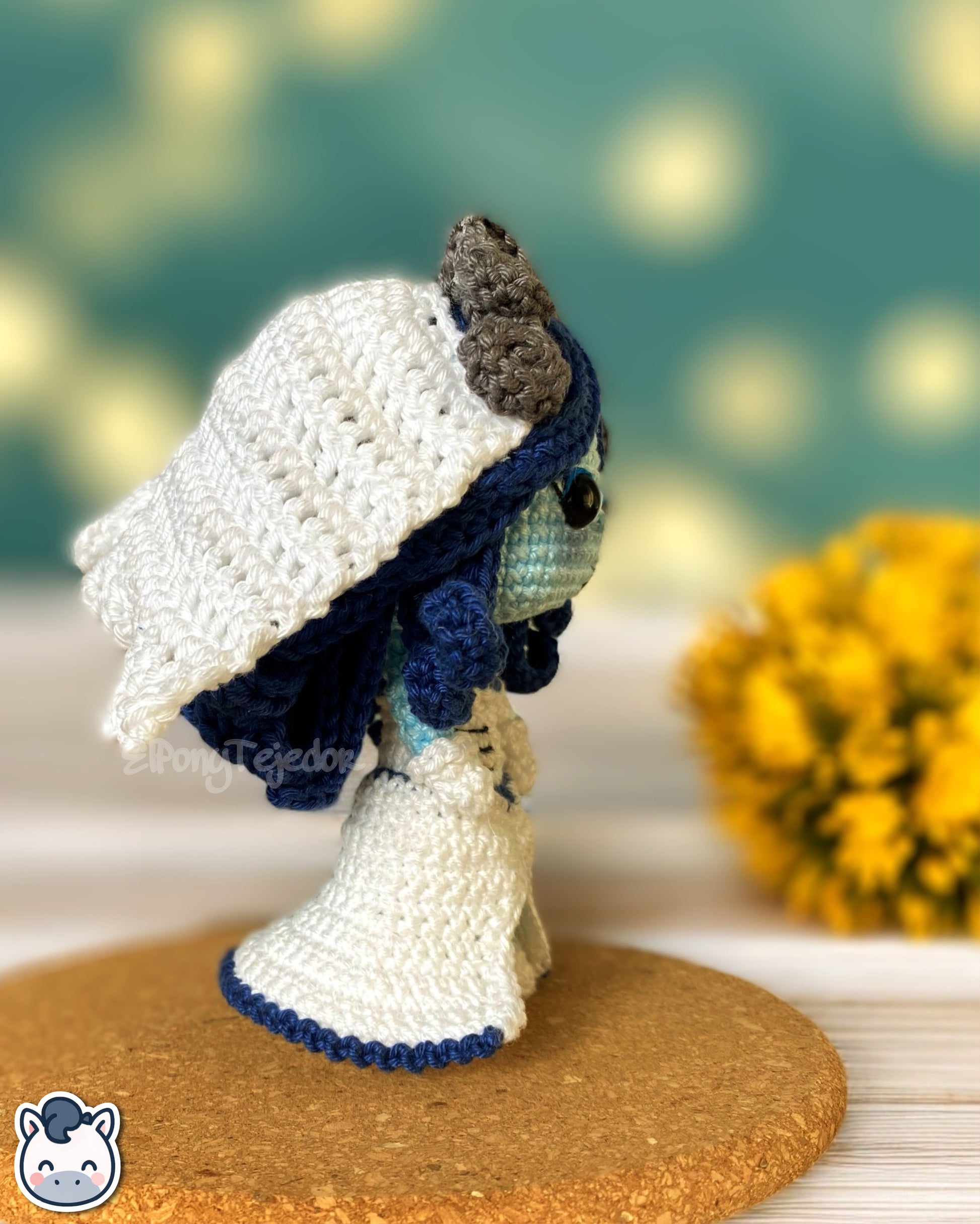 Amigurumi de La Novia Cadáver inspirado en la película de Tim Burton, tejido a mano con hilo 100% algodón. Perfecto para fans del cine gótico, Halloween y el arte artesanal. Creado por El Pony Tejedor.