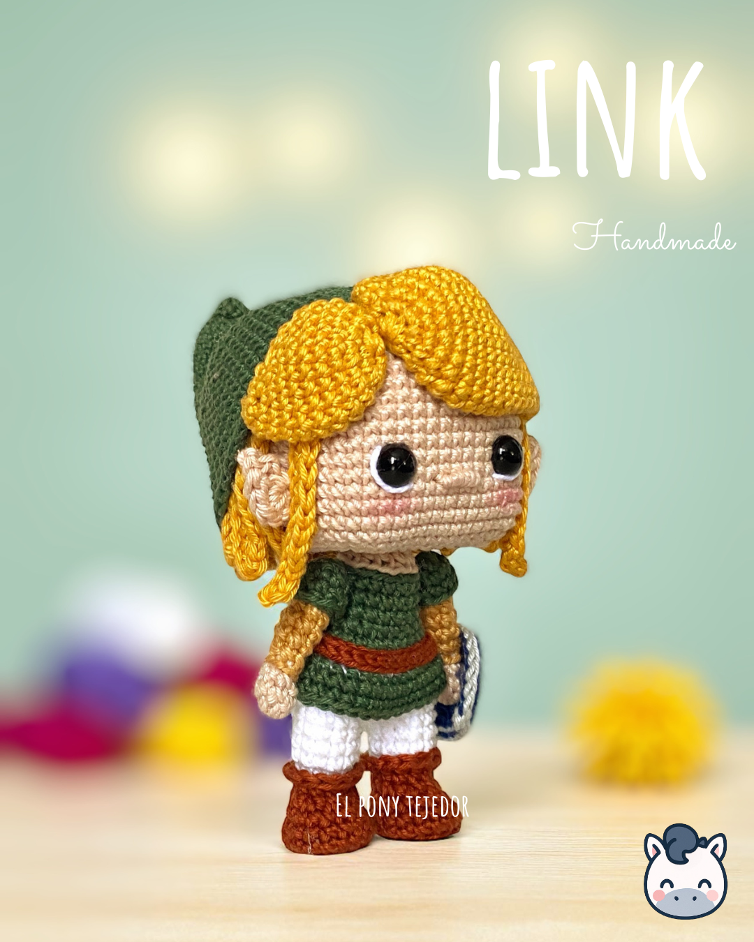 Amigurumi de Link inspirado en The Legend of Zelda, hecho a mano con hilo 100% algodón. Perfecto para fans de Nintendo, gamers y amantes del crochet. Creado por El Pony Tejedor.