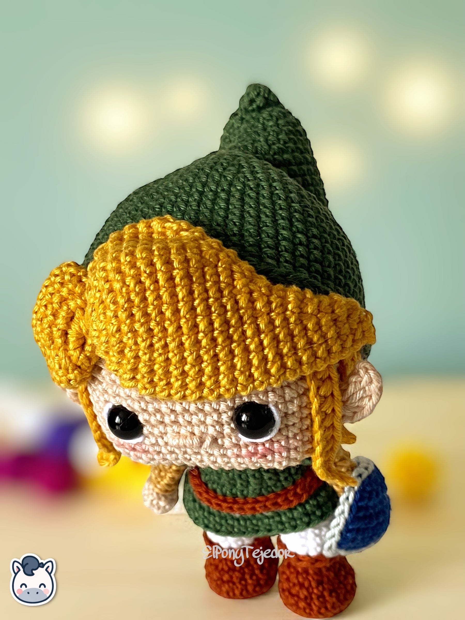 Amigurumi de Link inspirado en The Legend of Zelda, hecho a mano con hilo 100% algodón. Perfecto para fans de Nintendo, gamers y amantes del crochet. Creado por El Pony Tejedor.