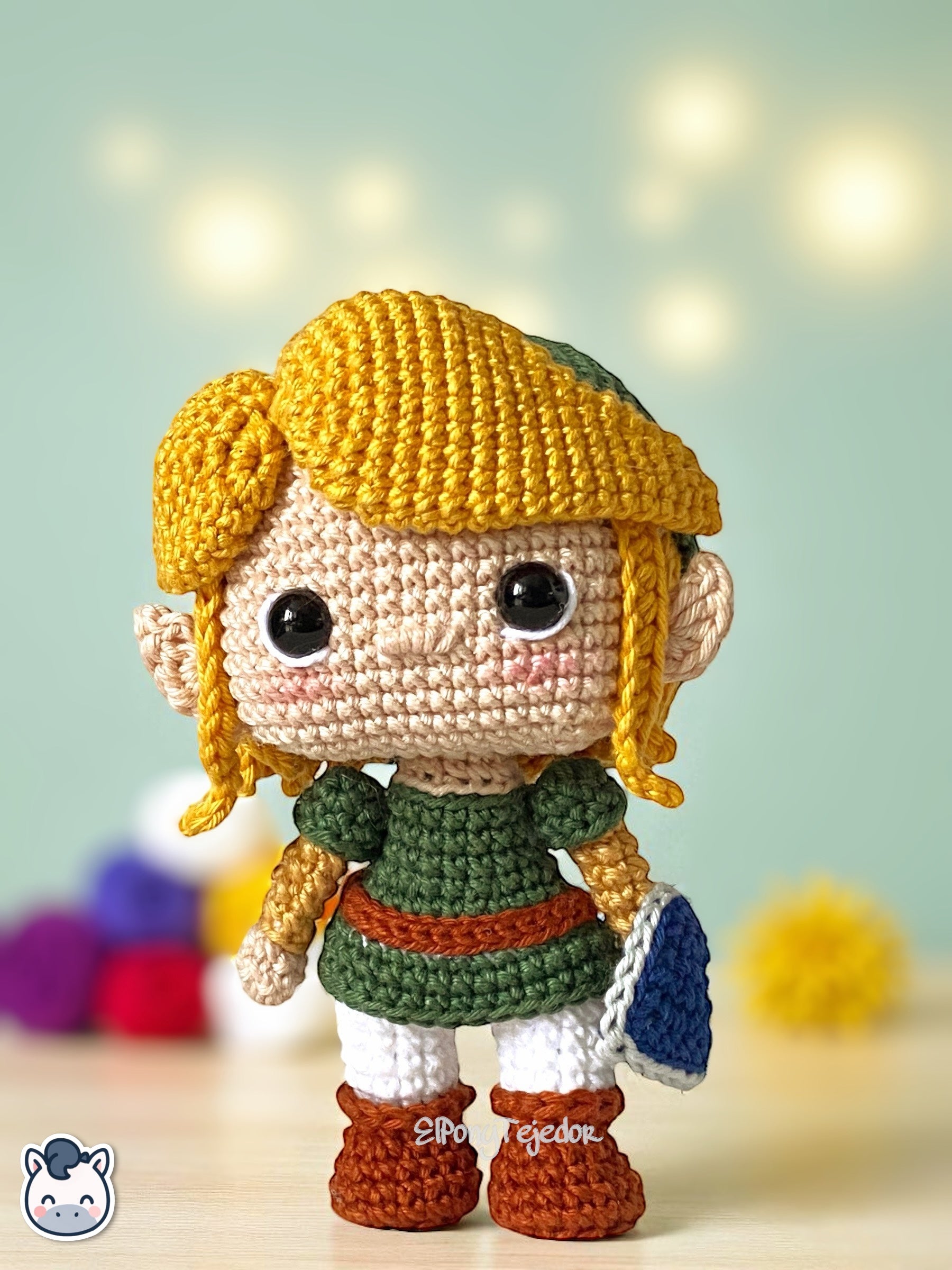 Amigurumi de Link inspirado en The Legend of Zelda, hecho a mano con hilo 100% algodón. Perfecto para fans de Nintendo, gamers y amantes del crochet. Creado por El Pony Tejedor.