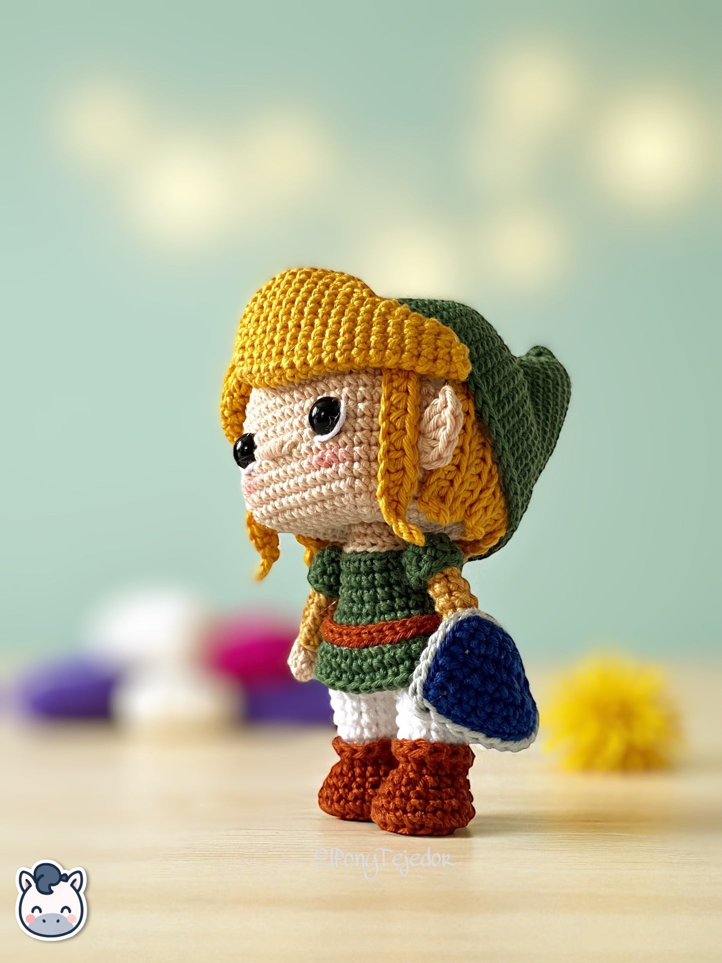 Amigurumi de Link inspirado en The Legend of Zelda, hecho a mano con hilo 100% algodón. Perfecto para fans de Nintendo, gamers y amantes del crochet. Creado por El Pony Tejedor.