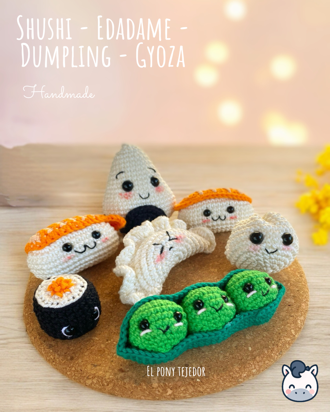 Llaveros amigurumi de sushi, edamame, dumpling y gyoza hechos a mano con hilo 100% algodón. Perfectos para fans del estilo kawaii, la comida japonesa y los regalos artesanales. Creado por El Pony Tejedor.