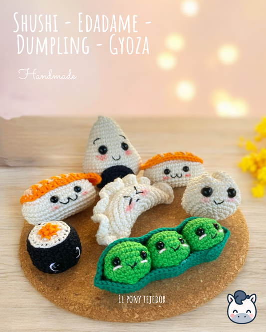 Llaveros amigurumi de sushi, edamame, dumpling y gyoza hechos a mano con hilo 100% algodón. Perfectos para fans del estilo kawaii, la comida japonesa y los regalos artesanales. Creado por El Pony Tejedor.
