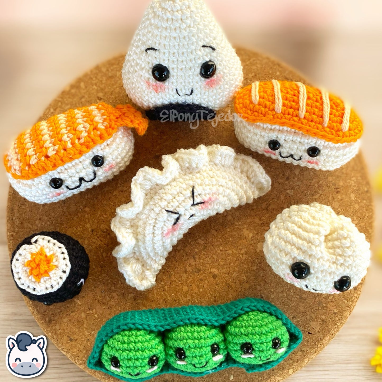 Llaveros amigurumi de sushi, edamame, dumpling y gyoza hechos a mano con hilo 100% algodón. Perfectos para fans del estilo kawaii, la comida japonesa y los regalos artesanales. Creado por El Pony Tejedor.
