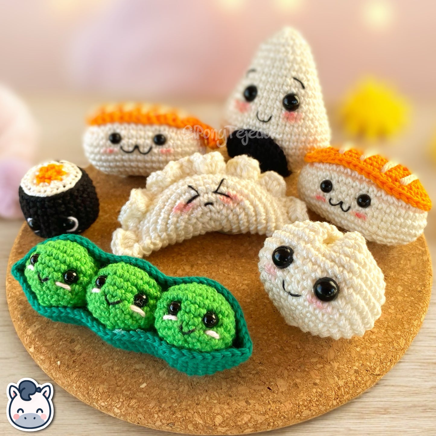 Llaveros amigurumi de sushi, edamame, dumpling y gyoza hechos a mano con hilo 100% algodón. Perfectos para fans del estilo kawaii, la comida japonesa y los regalos artesanales. Creado por El Pony Tejedor.