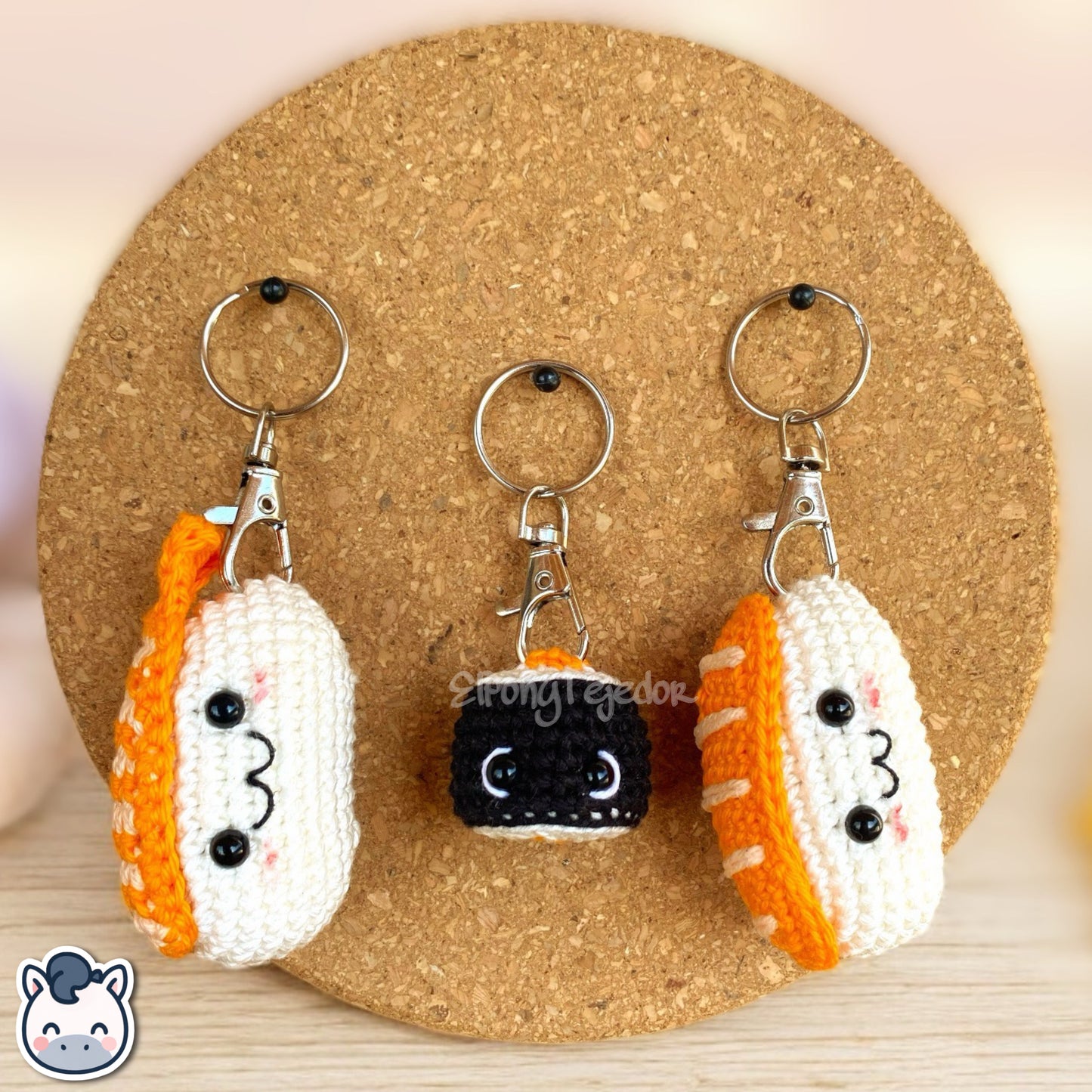 Llaveros amigurumi de sushi, edamame, dumpling y gyoza hechos a mano con hilo 100% algodón. Perfectos para fans del estilo kawaii, la comida japonesa y los regalos artesanales. Creado por El Pony Tejedor.