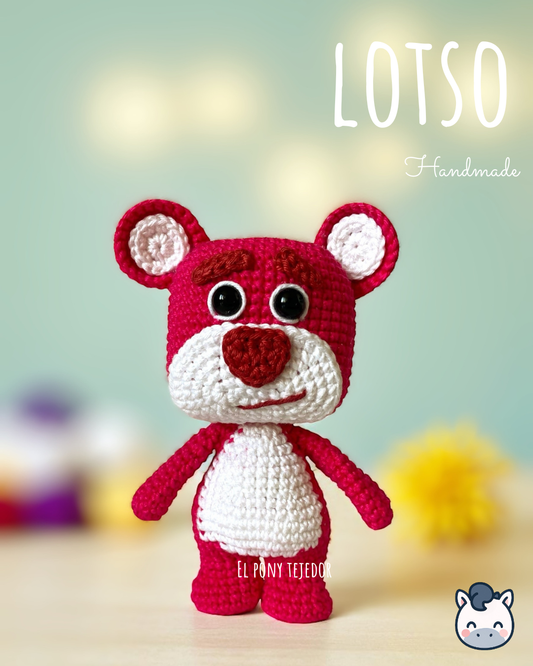 Amigurumi de Lotso inspirado en Toy Story, tejido a mano con hilo 100% algodón. Perfecto para fans de Pixar, coleccionistas y amantes del crochet. Creado por El Pony Tejedor.