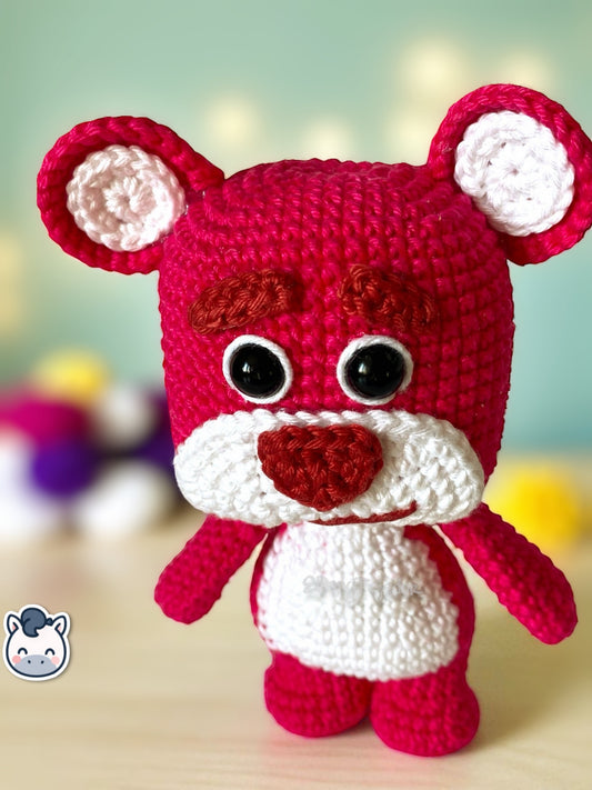 Amigurumi de Lotso inspirado en Toy Story, tejido a mano con hilo 100% algodón. Perfecto para fans de Pixar, coleccionistas y amantes del crochet. Creado por El Pony Tejedor.
