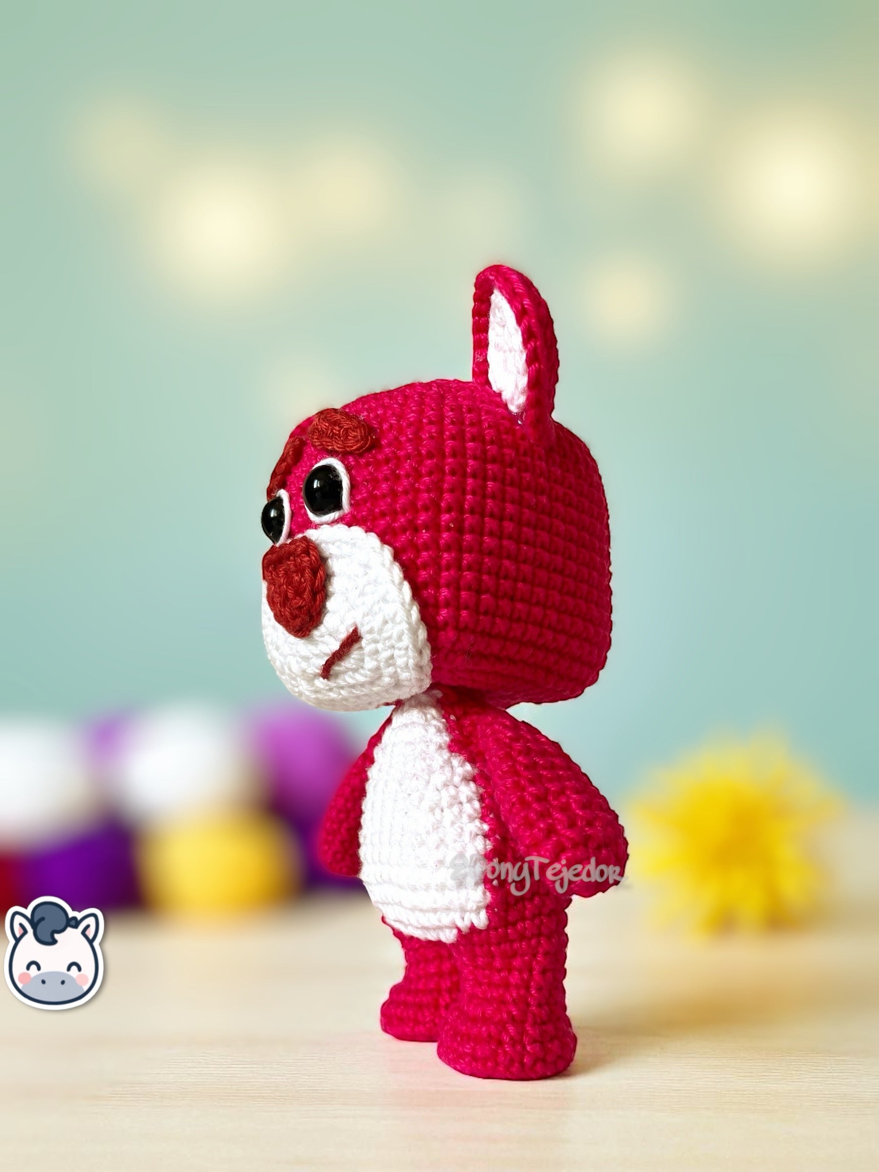 Amigurumi de Lotso inspirado en Toy Story, tejido a mano con hilo 100% algodón. Perfecto para fans de Pixar, coleccionistas y amantes del crochet. Creado por El Pony Tejedor.