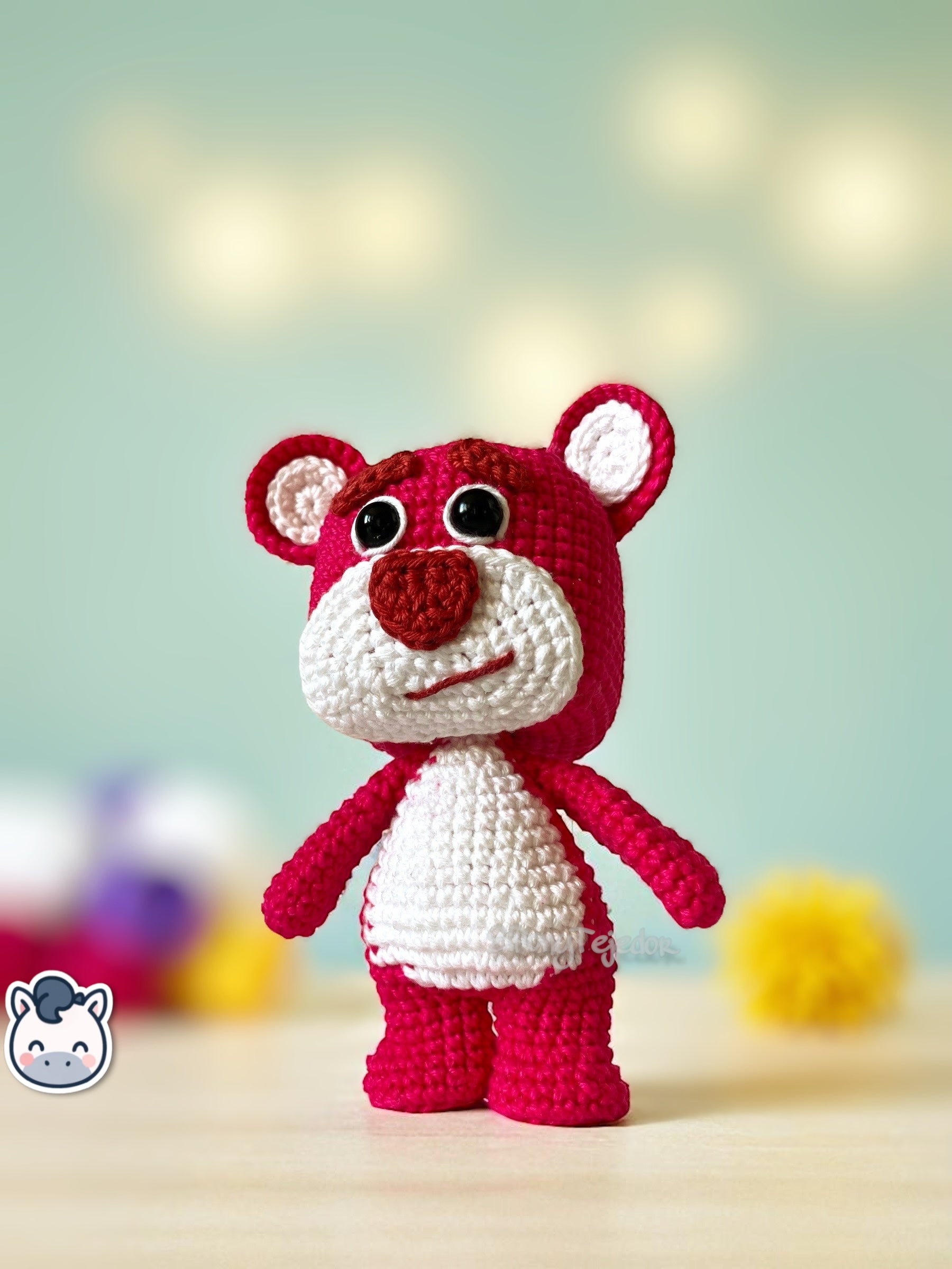 Amigurumi de Lotso inspirado en Toy Story, tejido a mano con hilo 100% algodón. Perfecto para fans de Pixar, coleccionistas y amantes del crochet. Creado por El Pony Tejedor.