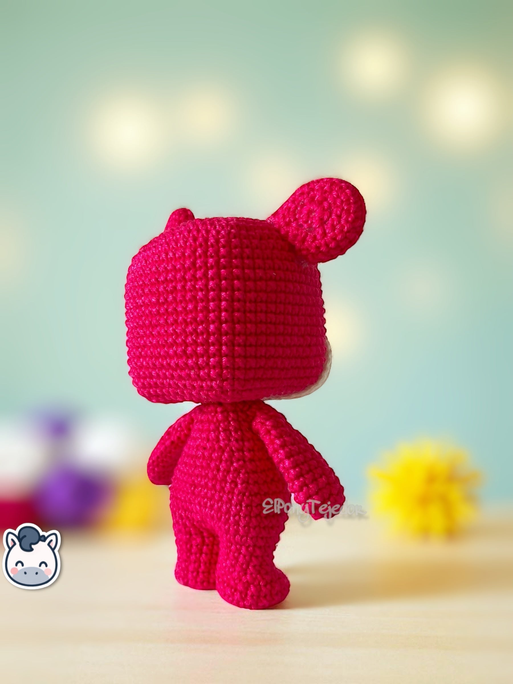 Amigurumi de Lotso inspirado en Toy Story, tejido a mano con hilo 100% algodón. Perfecto para fans de Pixar, coleccionistas y amantes del crochet. Creado por El Pony Tejedor.