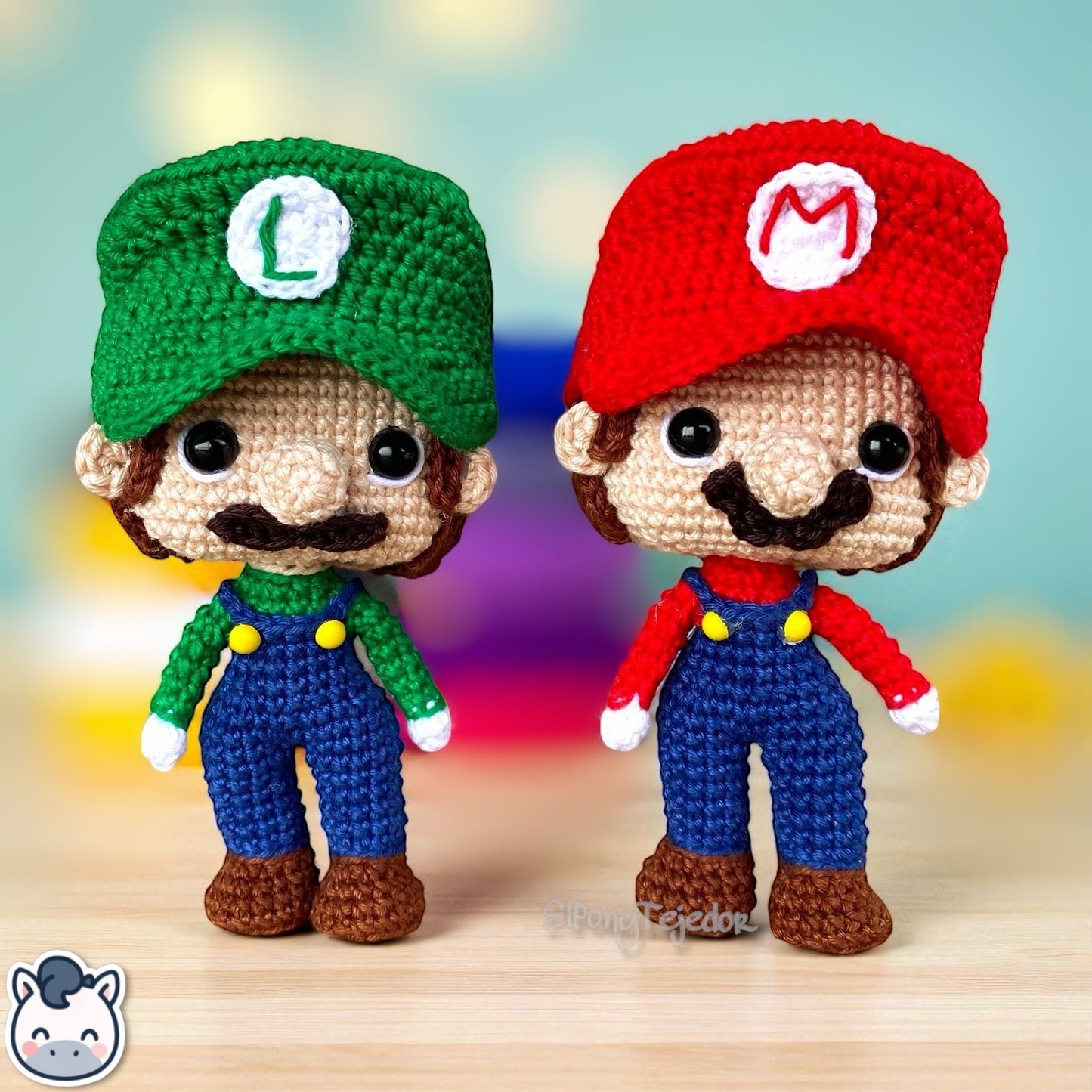 Handmade Mario & Luigi amigurumi inspired by Super Mario Bros, crafted in 100% cotton yarn with professional finish. Perfect geek gift or collector’s item for Nintendo fans. Creado por El Pony Tejedor.