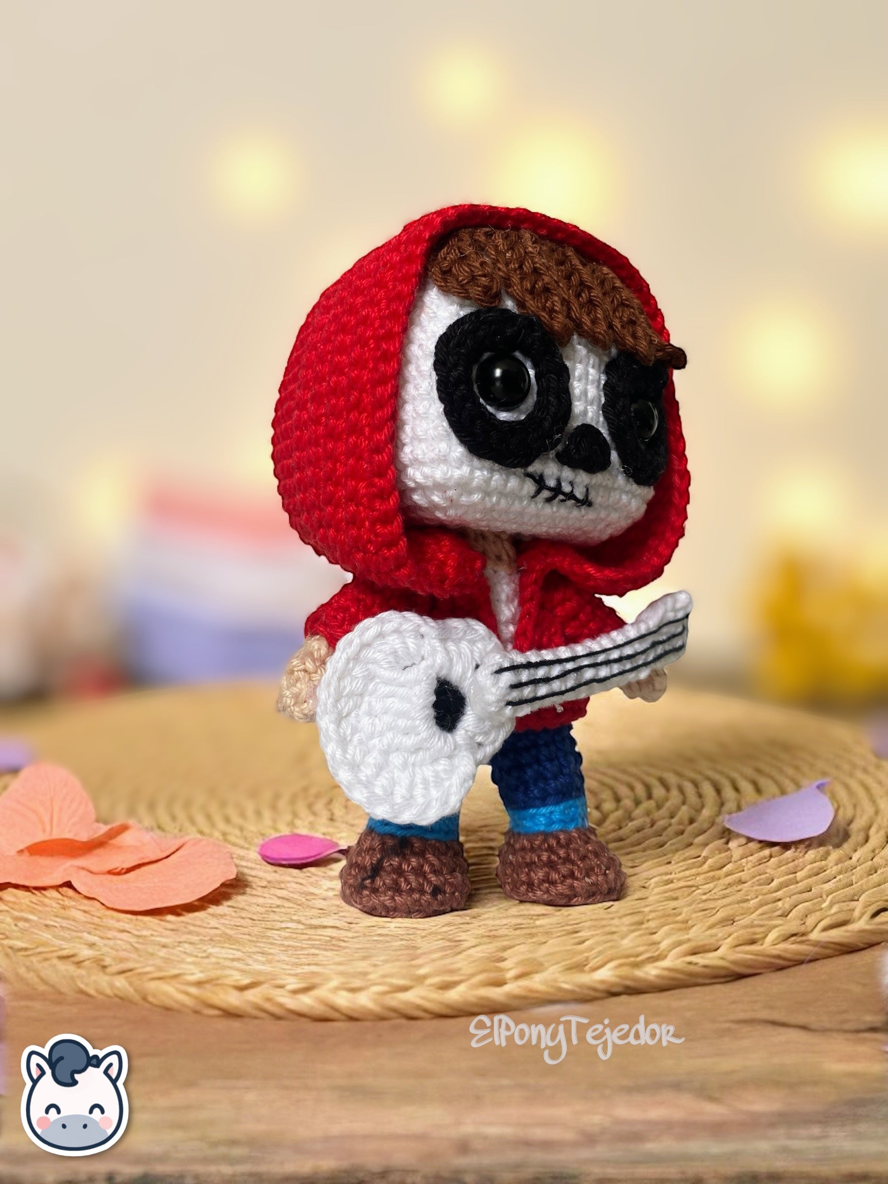 Amigurumi hecho a mano de Miguel, inspirado en Coco de Disney Pixar. Este muñeco de crochet artesanal combina detalles coloridos, guitarra y expresión alegre. Perfecto para fans del cine, coleccionistas o como regalo único en el Día de los Muertos.