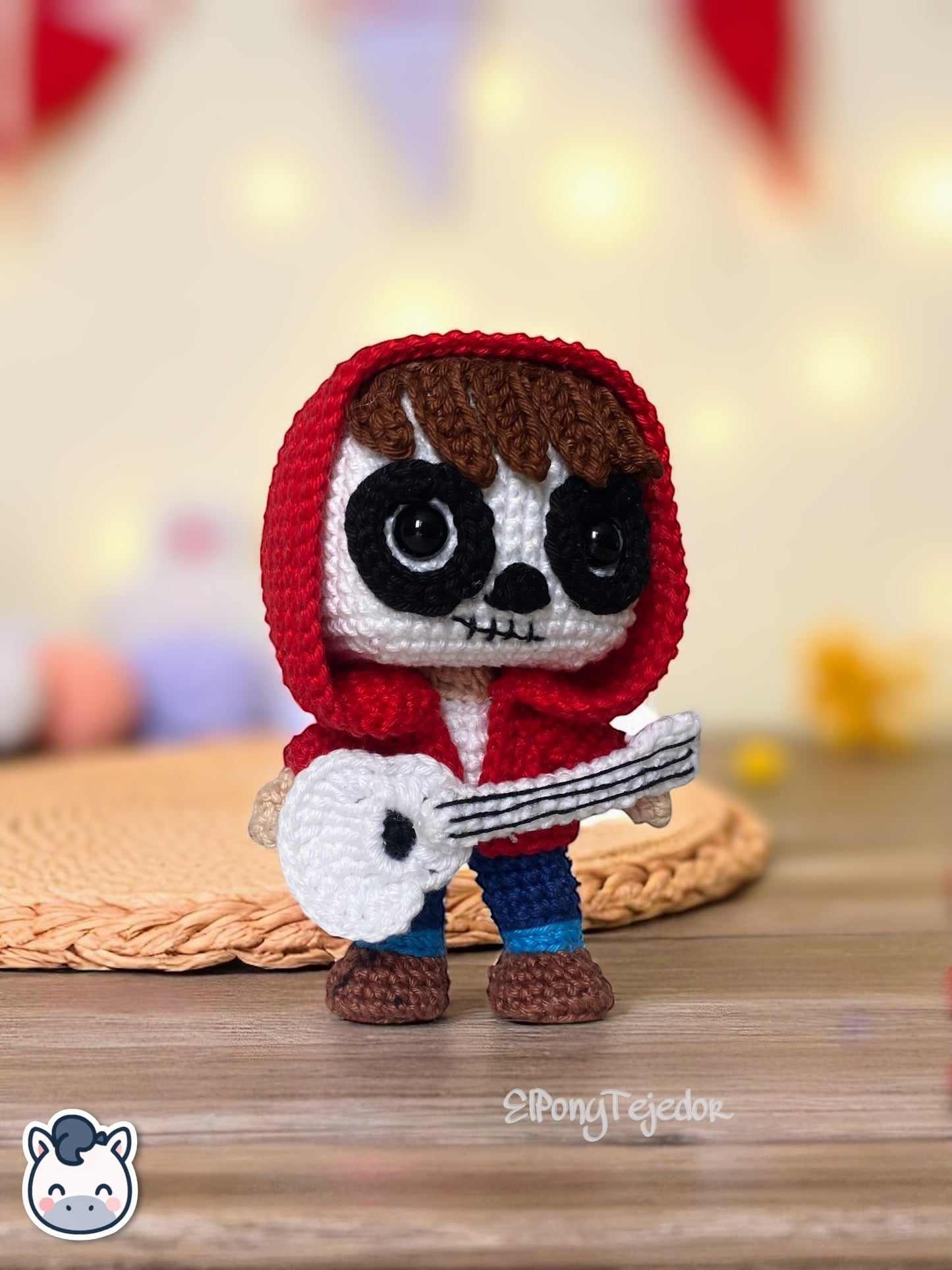 Amigurumi hecho a mano de Miguel, inspirado en Coco de Disney Pixar. Este muñeco de crochet artesanal combina detalles coloridos, guitarra y expresión alegre. Perfecto para fans del cine, coleccionistas o como regalo único en el Día de los Muertos.