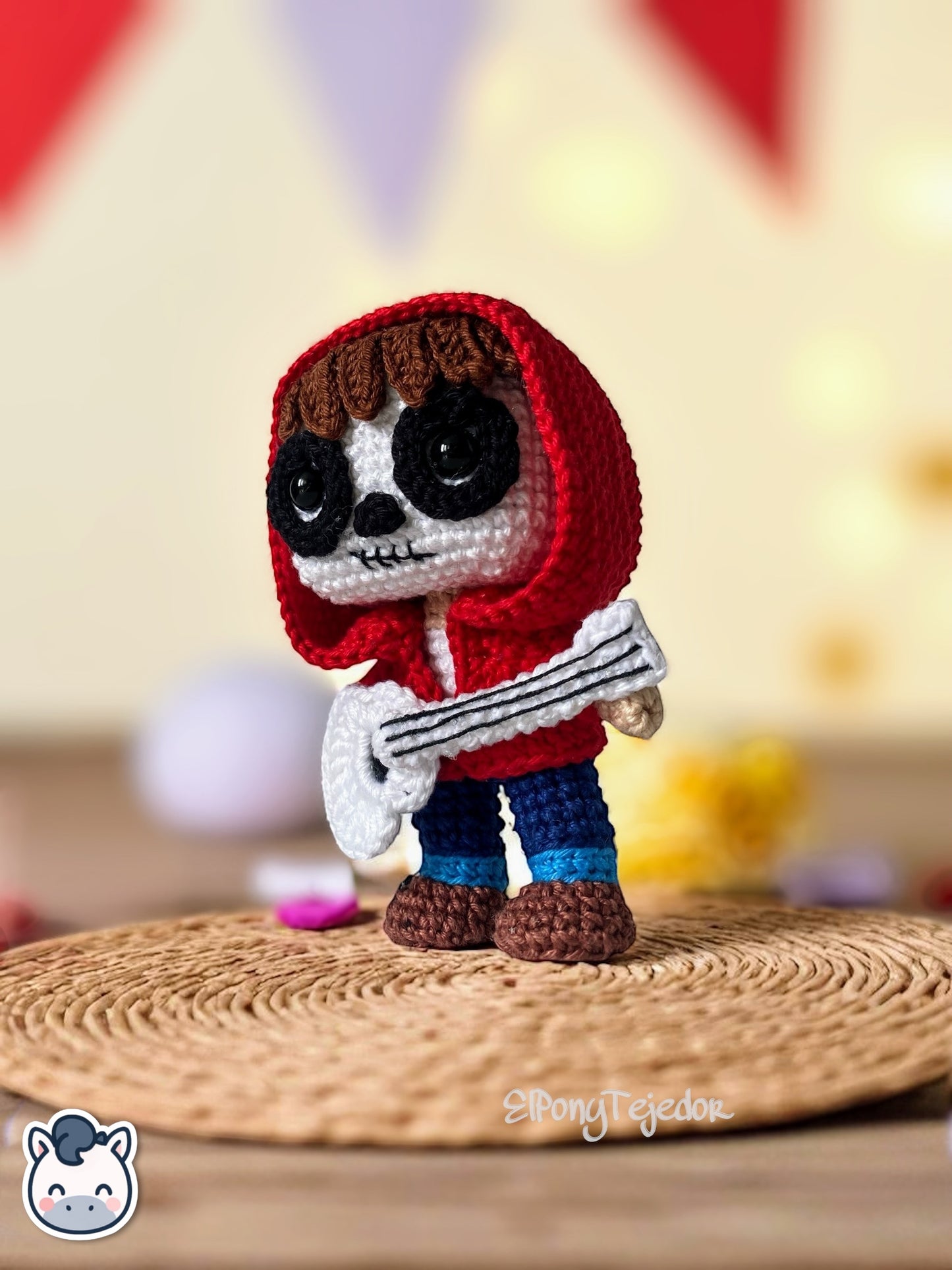 Amigurumi hecho a mano de Miguel, inspirado en Coco de Disney Pixar. Este muñeco de crochet artesanal combina detalles coloridos, guitarra y expresión alegre. Perfecto para fans del cine, coleccionistas o como regalo único en el Día de los Muertos.