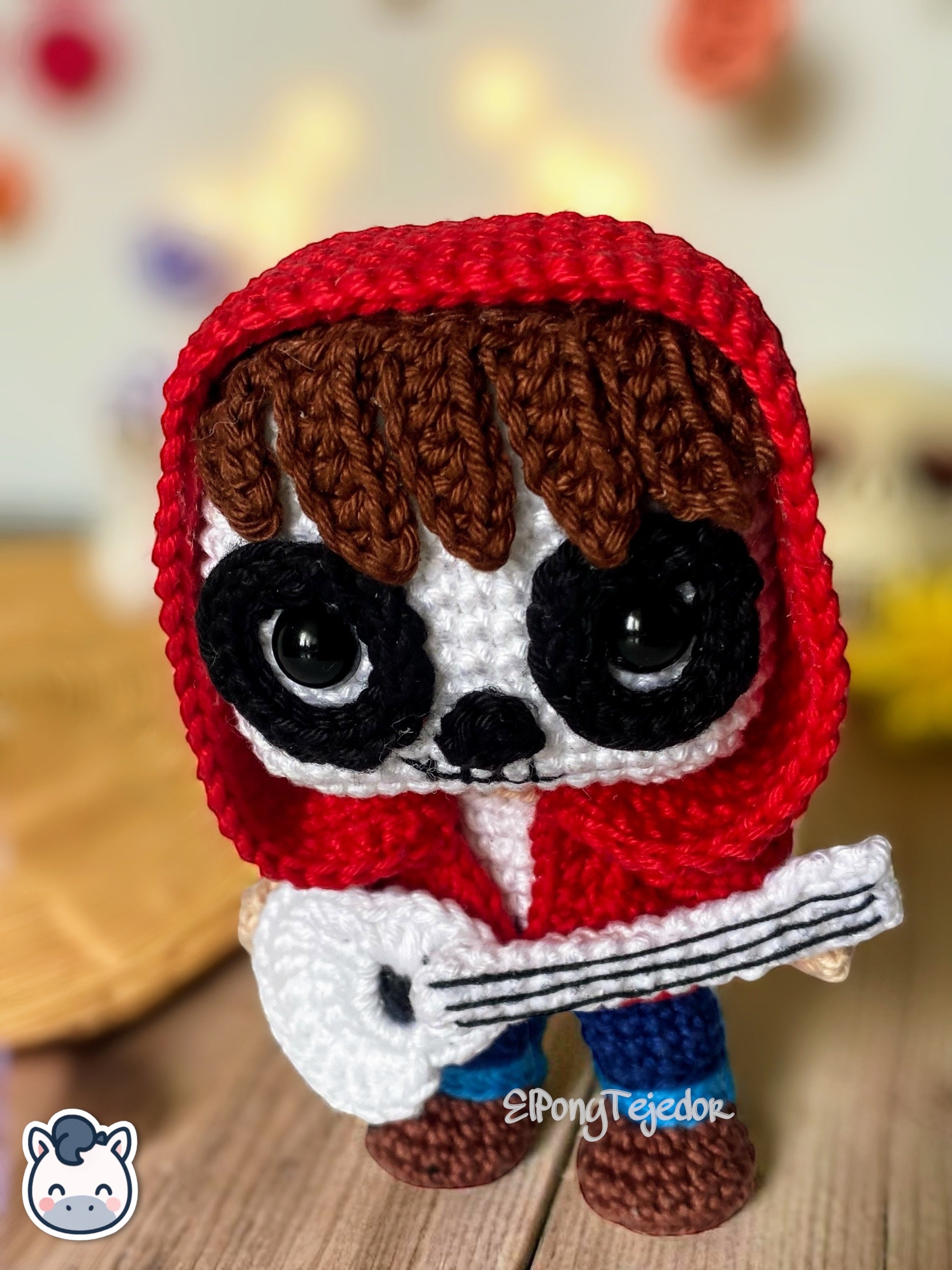 Amigurumi hecho a mano de Miguel, inspirado en Coco de Disney Pixar. Este muñeco de crochet artesanal combina detalles coloridos, guitarra y expresión alegre. Perfecto para fans del cine, coleccionistas o como regalo único en el Día de los Muertos.