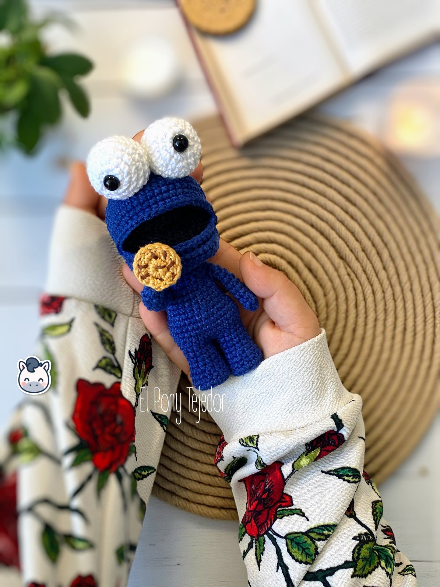 Amigurumi hecho a mano del Monstruo de las Galletas, inspirado en Sesame Street. Este peluche de crochet artesanal es perfecto para fans nostálgicos de los clásicos televisivos. Suave, divertido y lleno de detalles, ideal para regalar o coleccionar.