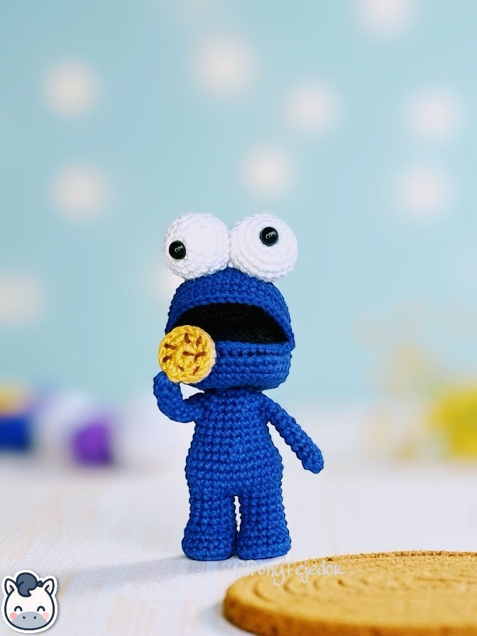 Amigurumi hecho a mano del Monstruo de las Galletas, inspirado en Sesame Street. Este peluche de crochet artesanal es perfecto para fans nostálgicos de los clásicos televisivos. Suave, divertido y lleno de detalles, ideal para regalar o coleccionar.
