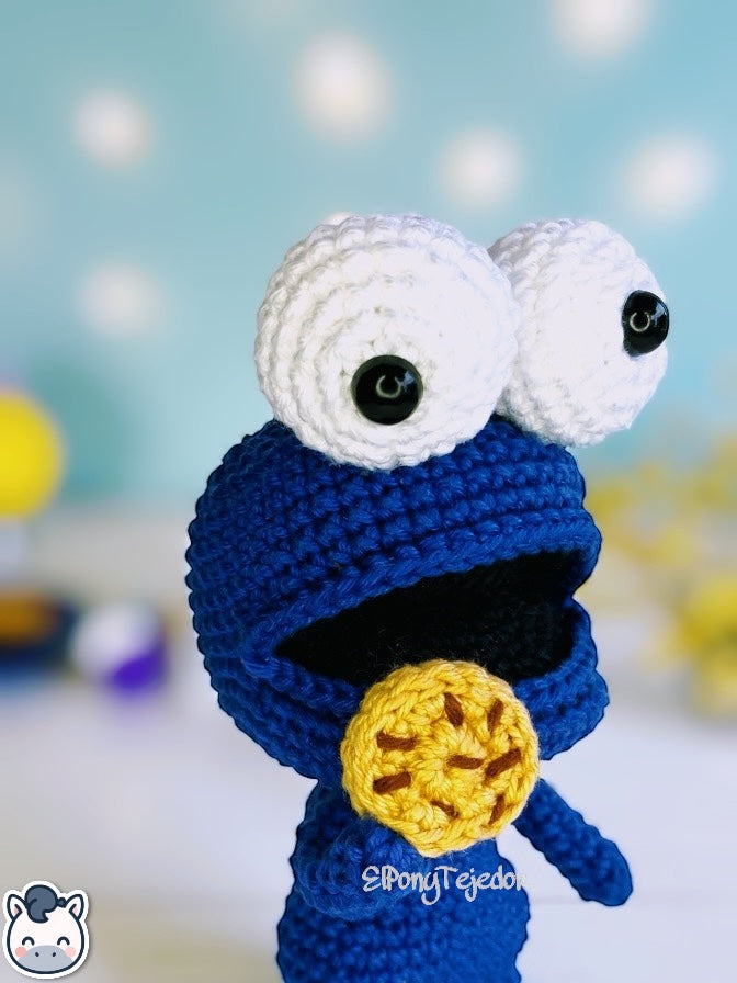 Amigurumi hecho a mano del Monstruo de las Galletas, inspirado en Sesame Street. Este peluche de crochet artesanal es perfecto para fans nostálgicos de los clásicos televisivos. Suave, divertido y lleno de detalles, ideal para regalar o coleccionar.