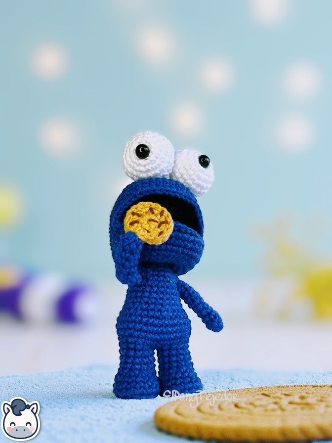 Amigurumi hecho a mano del Monstruo de las Galletas, inspirado en Sesame Street. Este peluche de crochet artesanal es perfecto para fans nostálgicos de los clásicos televisivos. Suave, divertido y lleno de detalles, ideal para regalar o coleccionar.