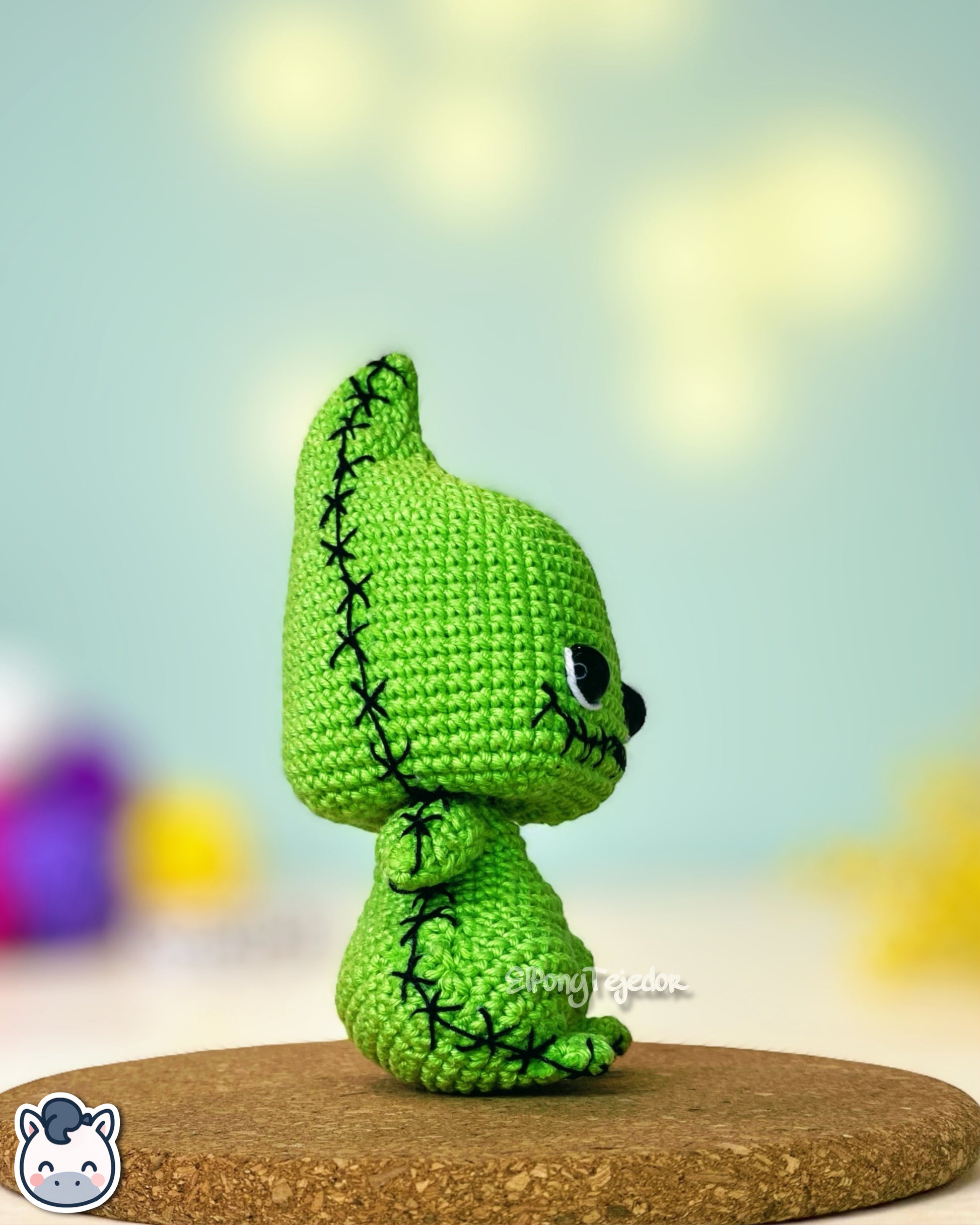 Muñeco amigurumi hecho a mano de Baby Oogie Boogie inspirado en Pesadilla antes de Navidad. Suave, adorable y 100% algodón, perfecto como regalo geek o decorativo para fans de Tim Burton y Halloween.