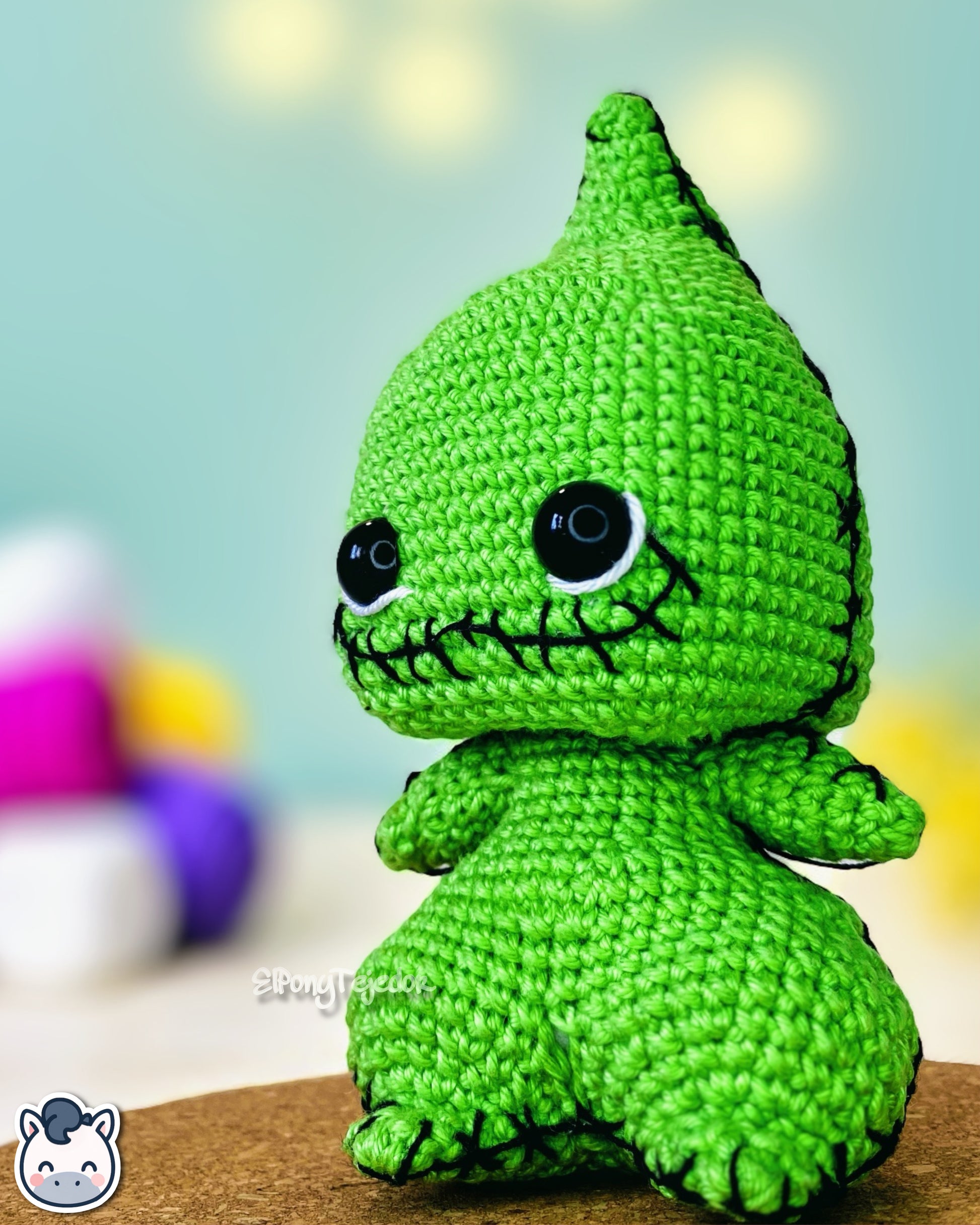 Muñeco amigurumi hecho a mano de Baby Oogie Boogie inspirado en Pesadilla antes de Navidad. Suave, adorable y 100% algodón, perfecto como regalo geek o decorativo para fans de Tim Burton y Halloween.