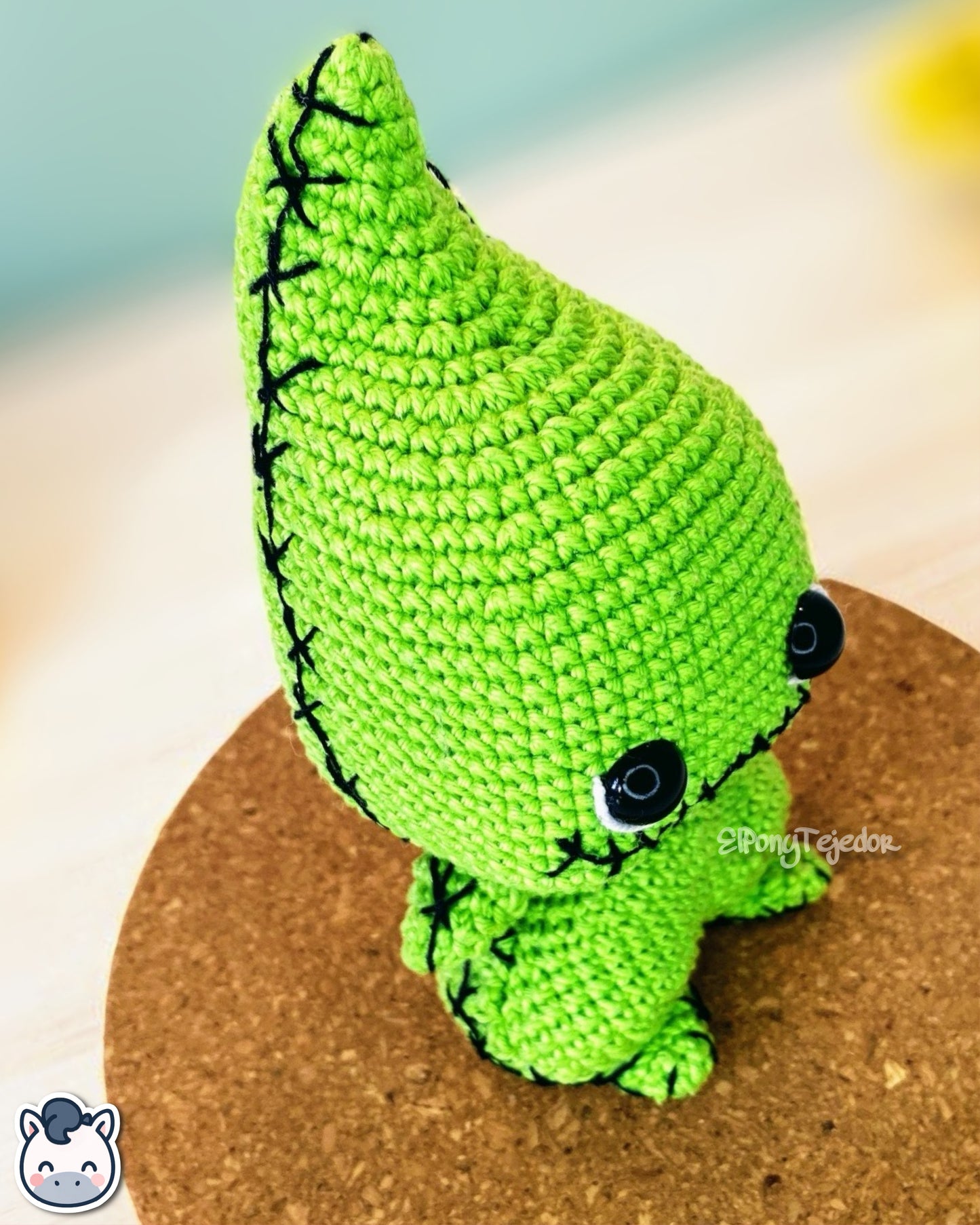 Muñeco amigurumi hecho a mano de Baby Oogie Boogie inspirado en Pesadilla antes de Navidad. Suave, adorable y 100% algodón, perfecto como regalo geek o decorativo para fans de Tim Burton y Halloween.