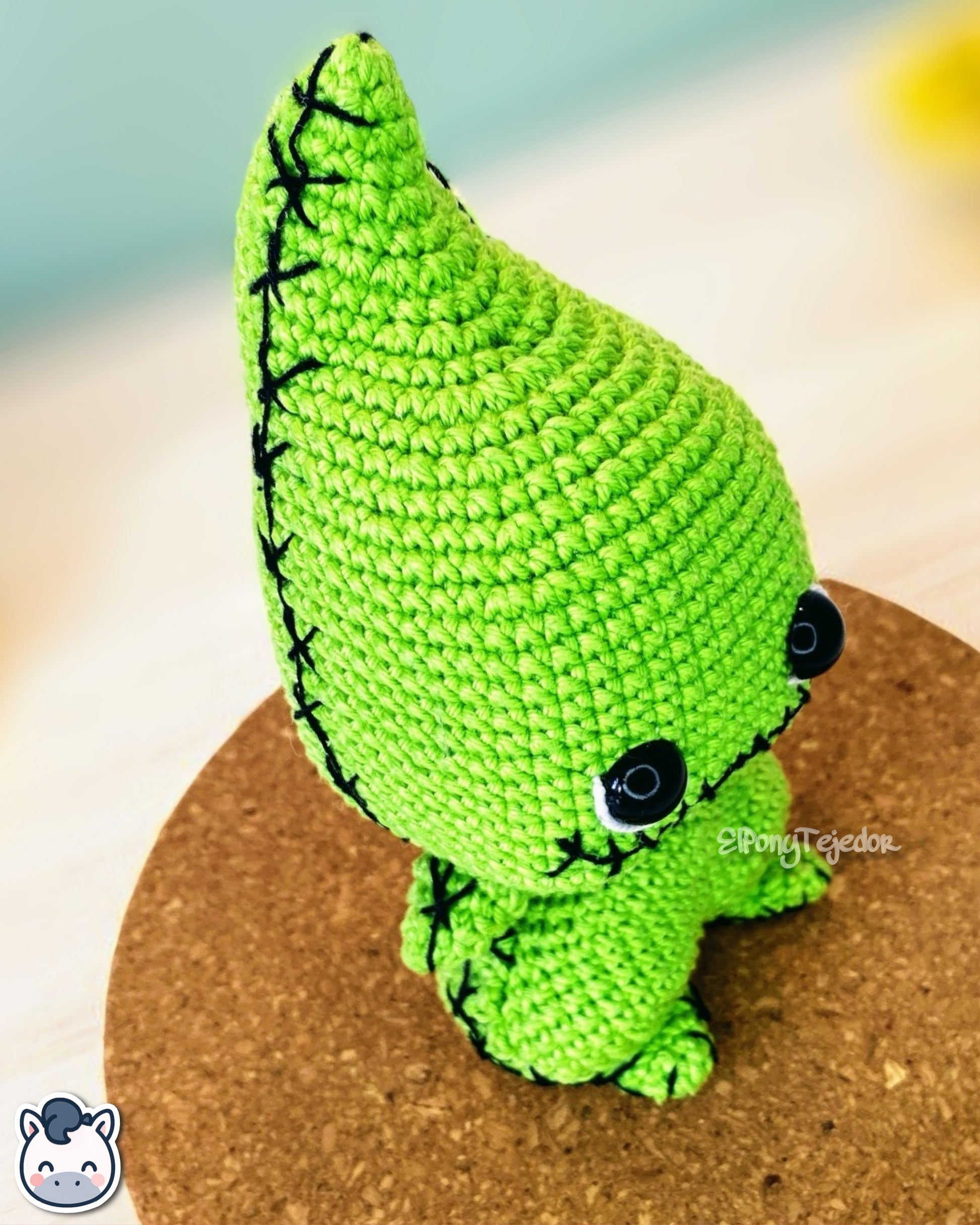 Muñeco amigurumi hecho a mano de Baby Oogie Boogie inspirado en Pesadilla antes de Navidad. Suave, adorable y 100% algodón, perfecto como regalo geek o decorativo para fans de Tim Burton y Halloween.