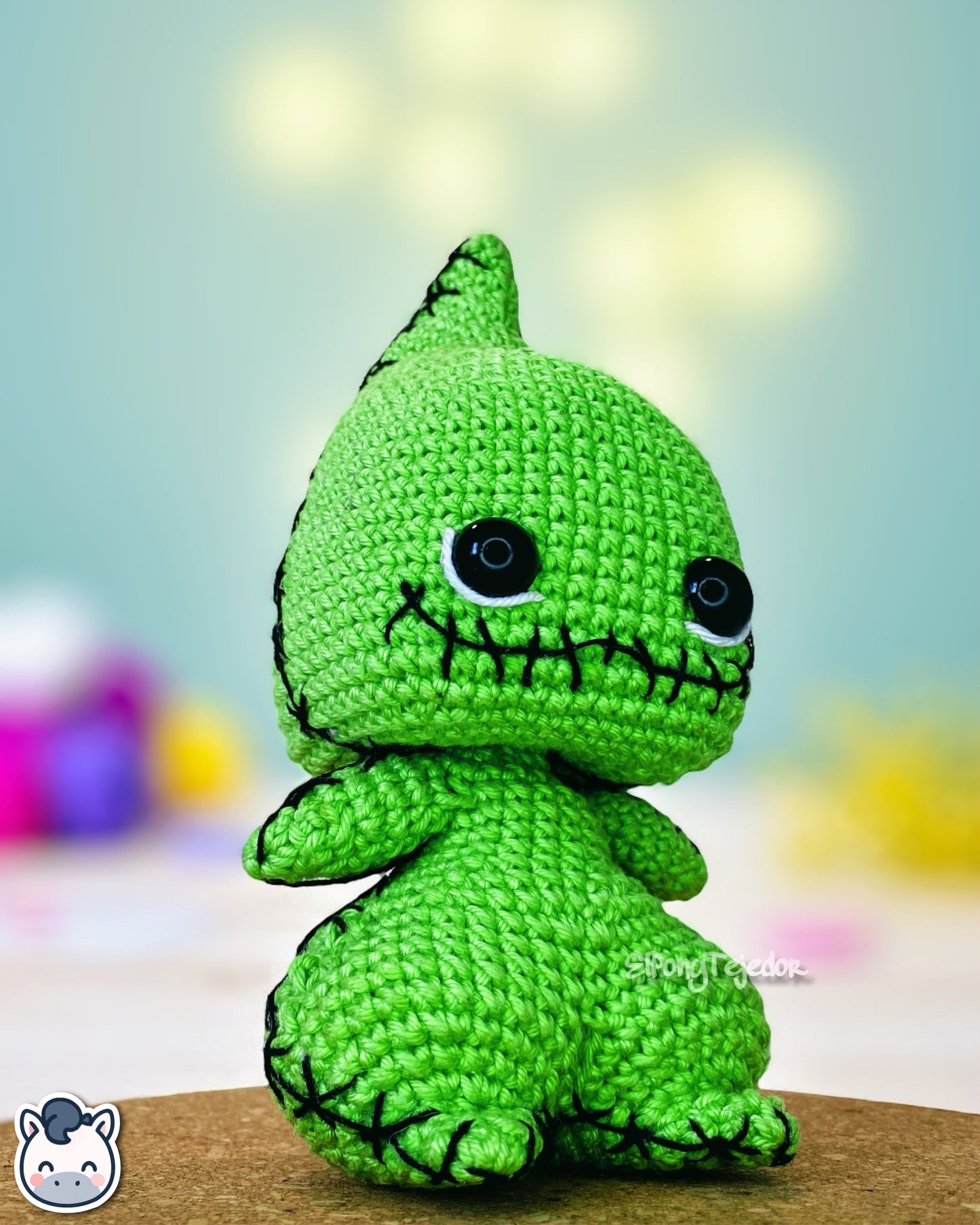 Muñeco amigurumi hecho a mano de Baby Oogie Boogie inspirado en Pesadilla antes de Navidad. Suave, adorable y 100% algodón, perfecto como regalo geek o decorativo para fans de Tim Burton y Halloween.
