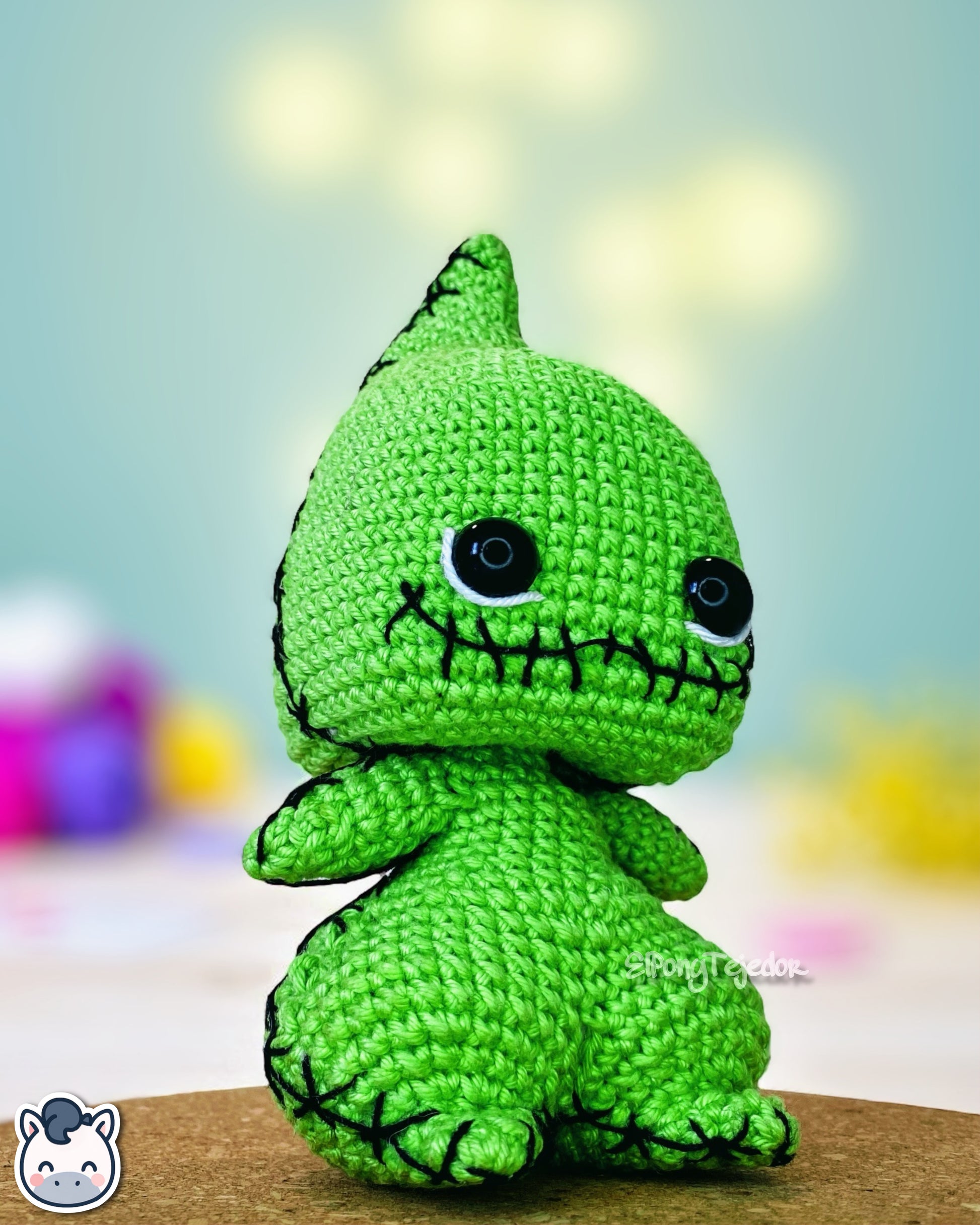 Muñeco amigurumi hecho a mano de Baby Oogie Boogie inspirado en Pesadilla antes de Navidad. Suave, adorable y 100% algodón, perfecto como regalo geek o decorativo para fans de Tim Burton y Halloween.
