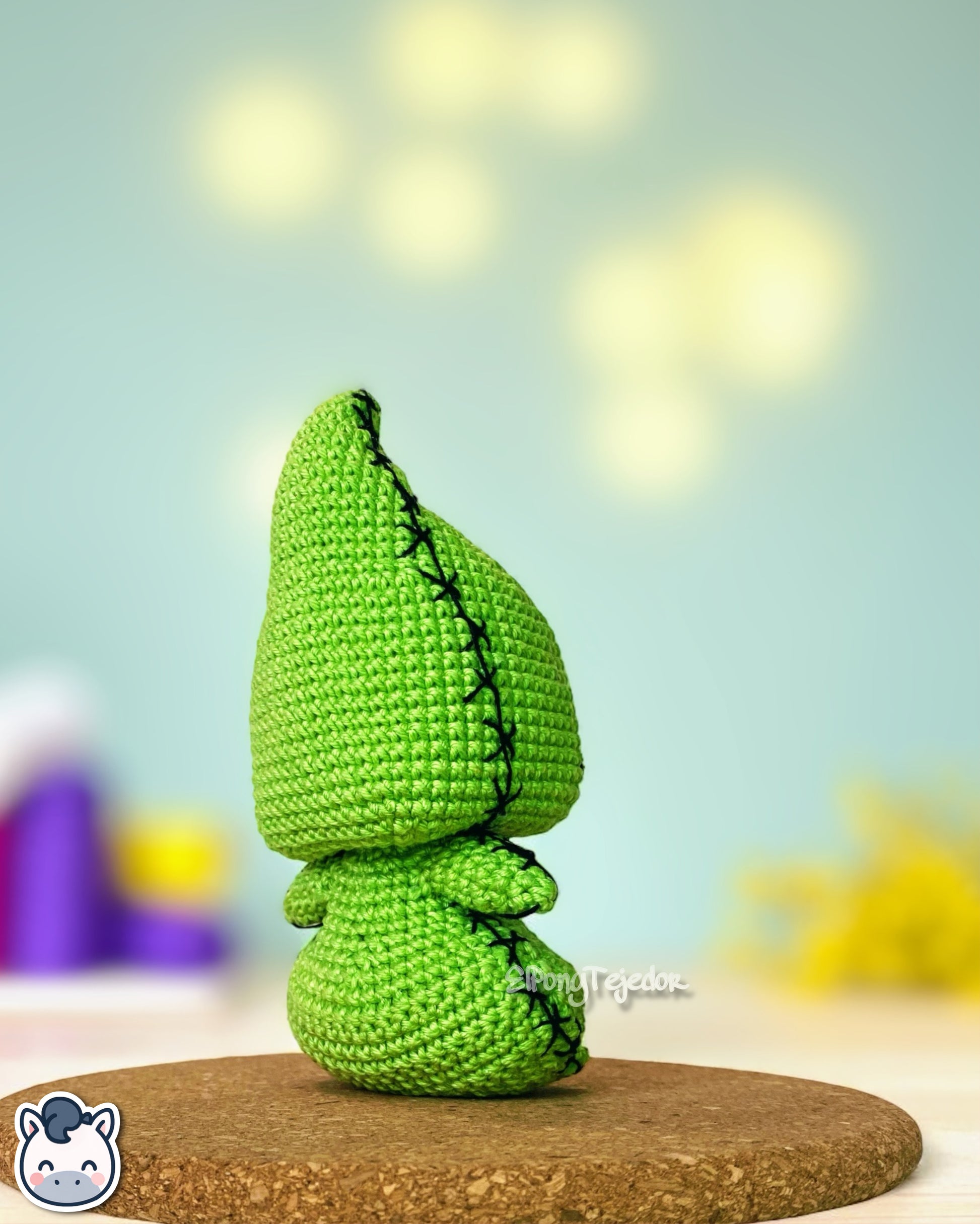 Muñeco amigurumi hecho a mano de Baby Oogie Boogie inspirado en Pesadilla antes de Navidad. Suave, adorable y 100% algodón, perfecto como regalo geek o decorativo para fans de Tim Burton y Halloween.