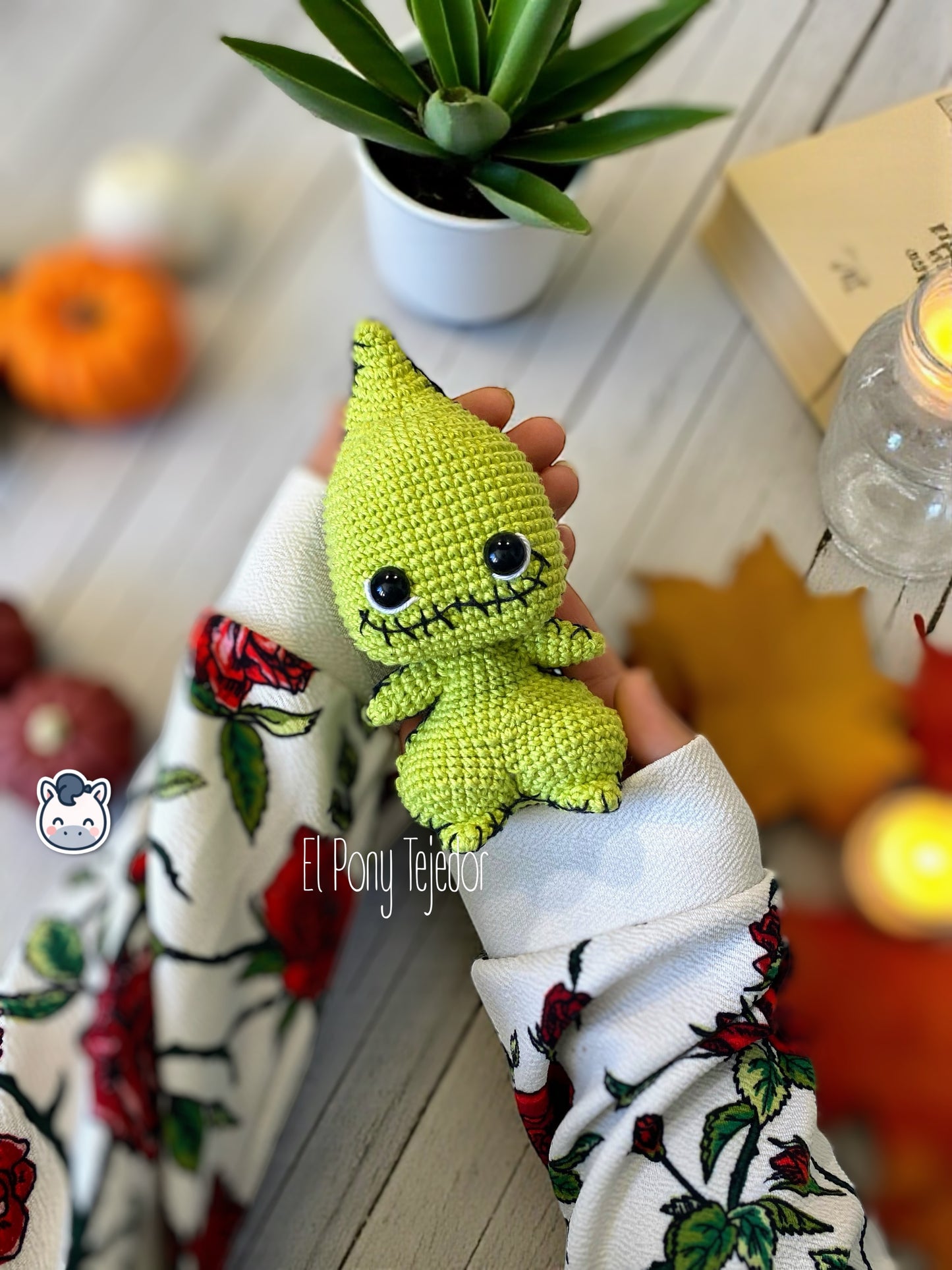 Muñeco amigurumi hecho a mano de Baby Oogie Boogie inspirado en Pesadilla antes de Navidad. Suave, adorable y 100% algodón, perfecto como regalo geek o decorativo para fans de Tim Burton y Halloween.
