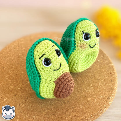 This Avocado crochet pattern PDF is a handmade geek amigurumi keychain inspired by cute Japanese-style food. This kawaii crochet pattern includes step-by-step photo instructions to help you make your own smiling avocado halves as adorable keychains. Perfect for food lovers, geek collectors, and handmade fans who adore kawaii crochet. Available in English and Spanish as an instant digital download for your next DIY project.