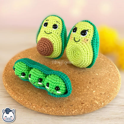 This Avocado and Edamame crochet pattern PDF is a handmade geek amigurumi keychain set inspired by cute Japanese food. This kawaii crochet pattern includes a detailed step-by-step photo tutorial to help you create your own smiling avocado halves and adorable edamame pod plush keychains. Perfect for food lovers, geek collectors, and handmade fans. Available in English and Spanish as a digital instant download for DIY crochet lovers.