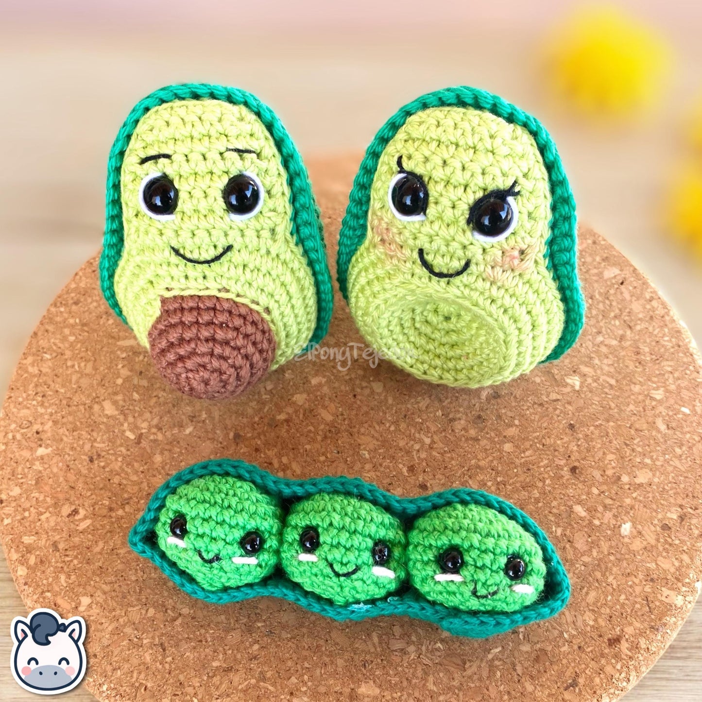 This Avocado and Edamame crochet pattern PDF is a handmade geek amigurumi keychain set inspired by cute Japanese food. This kawaii crochet pattern includes a detailed step-by-step photo tutorial to help you create your own smiling avocado halves and adorable edamame pod plush keychains. Perfect for food lovers, geek collectors, and handmade fans. Available in English and Spanish as a digital instant download for DIY crochet lovers.