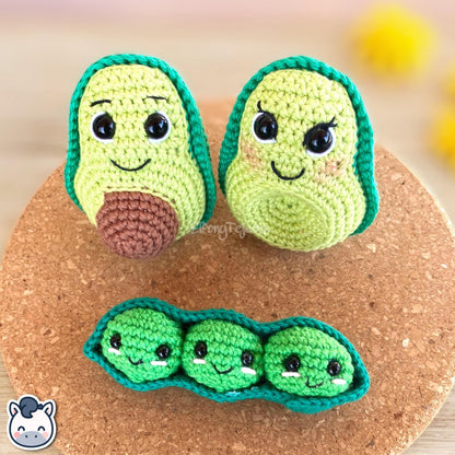 This Avocado and Edamame crochet pattern PDF is a handmade geek amigurumi keychain set inspired by cute Japanese food. This kawaii crochet pattern includes a detailed step-by-step photo tutorial to help you create your own smiling avocado halves and adorable edamame pod plush keychains. Perfect for food lovers, geek collectors, and handmade fans. Available in English and Spanish as a digital instant download for DIY crochet lovers.