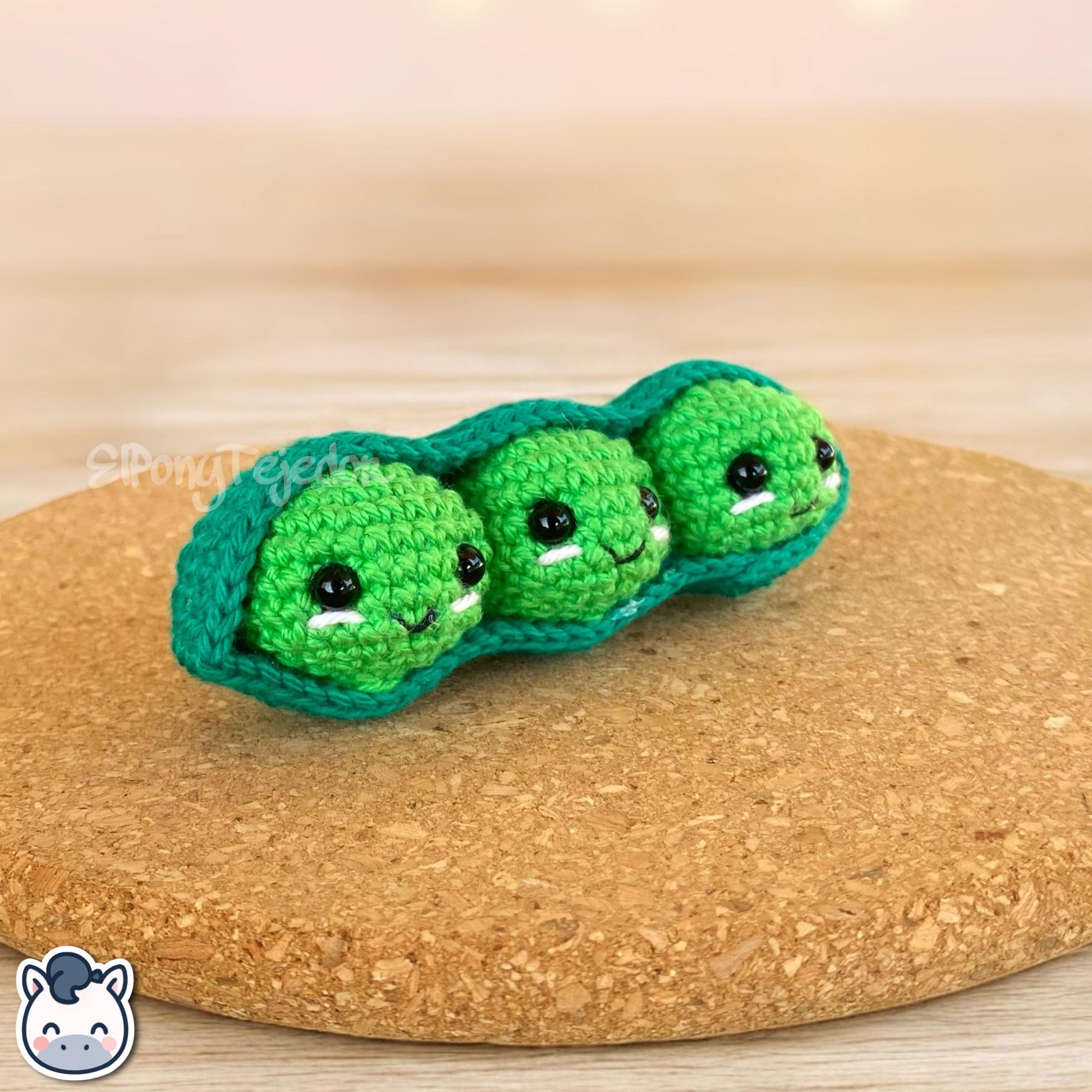 This Edamame crochet pattern PDF is a handmade geek amigurumi keychain inspired by cute Japanese food. This kawaii-style crochet pattern includes step-by-step photo instructions to help you create your own smiling green edamame pod plush keychain. Perfect for food lovers, geek collectors, and handmade enthusiasts who adore Japanese kawaii culture. Available in English and Spanish as a digital instant download for crochet lovers.