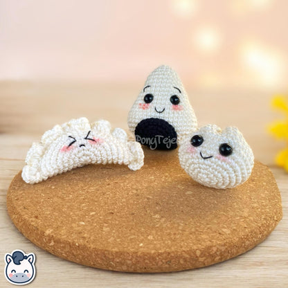 This Onigiri, Gyoza, and Dumpling crochet pattern PDF is a handmade geek amigurumi plush keychain set inspired by cute Japanese food. This kawaii crochet pattern includes a complete step-by-step photo tutorial to help you create your own adorable Onigiri rice ball, smiling Gyoza, and fluffy Dumpling. Perfect for food lovers, geek collectors, and handmade fans. Available in English and Spanish as an instant digital download.