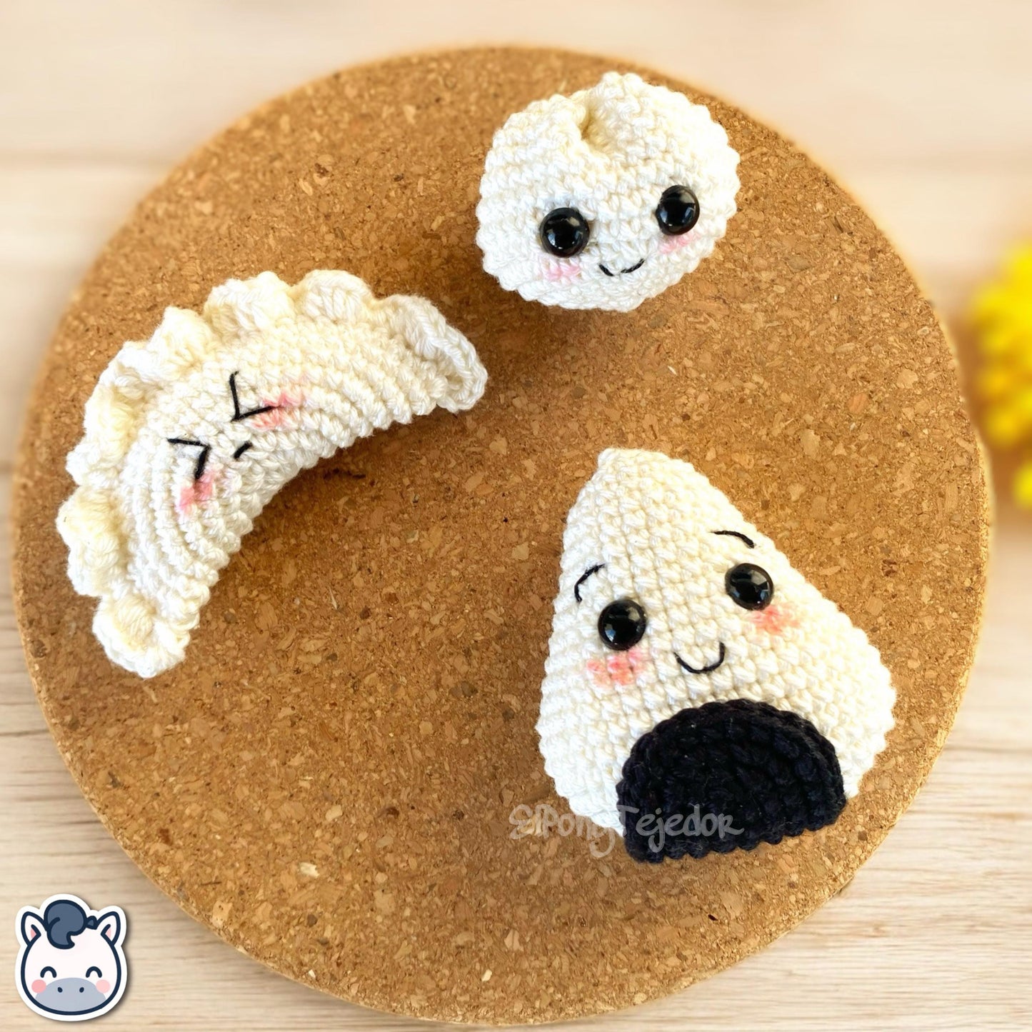 This Onigiri, Gyoza, and Dumpling crochet pattern PDF is a handmade geek amigurumi plush keychain set inspired by cute Japanese food. This kawaii crochet pattern includes a complete step-by-step photo tutorial to help you create your own adorable Onigiri rice ball, smiling Gyoza, and fluffy Dumpling. Perfect for food lovers, geek collectors, and handmade fans. Available in English and Spanish as an instant digital download.