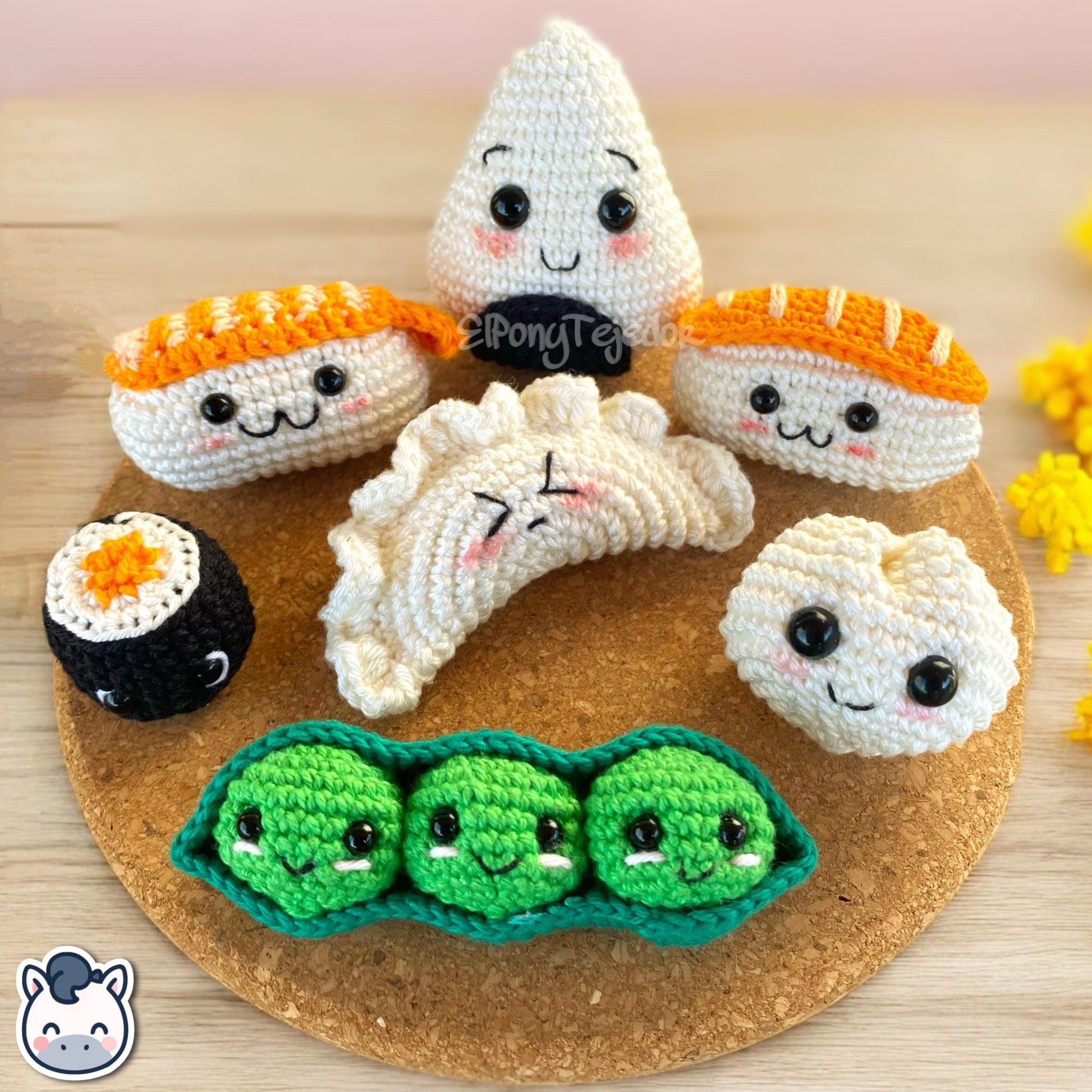 This Sushi, Edamame, Dumpling, and Gyoza crochet pattern PDF is a handmade geek amigurumi plush set inspired by cute Japanese food. This kawaii-style crochet pattern includes step-by-step photo tutorials to help you create your own adorable sushi roll, edamame bean, dumpling, and gyoza plush toys. Perfect for food lovers, geek collectors, and handmade enthusiasts. Available in English and Spanish as a digital instant download.