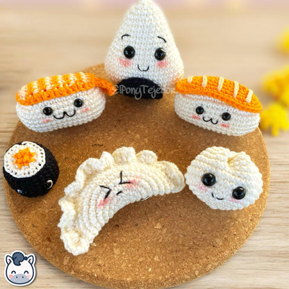 This Sushi, Edamame, Dumpling, and Gyoza crochet pattern PDF is a handmade geek amigurumi plush set inspired by cute Japanese food. This kawaii-style crochet pattern includes step-by-step photo tutorials to help you create your own adorable sushi roll, edamame bean, dumpling, and gyoza plush toys. Perfect for food lovers, geek collectors, and handmade enthusiasts. Available in English and Spanish as a digital instant download.