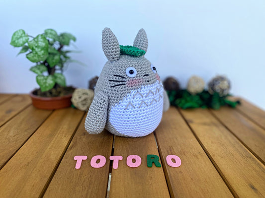 Handmade Totoro amigurumi inspired by Studio Ghibli’s My Neighbor Totoro (Mi Vecino Totoro), a perfect pattern for fans of Ghibli, forest spirits, and magical anime worlds.